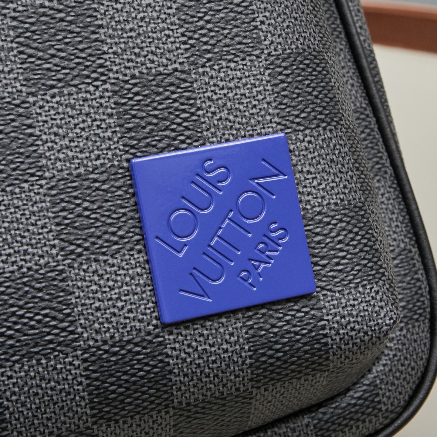 Avenue Shoulder Bag N00086 in Damier Graphite - Image 5