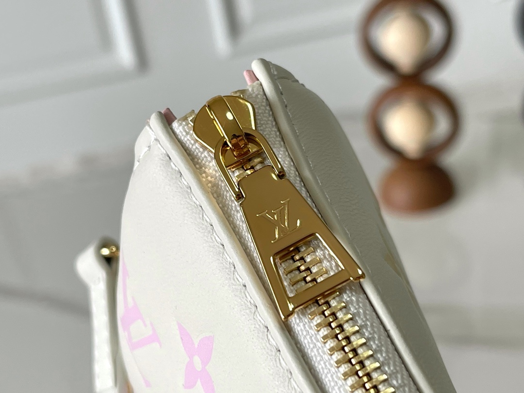 Louis Vuitton Coussin BB Handbag - Image 5