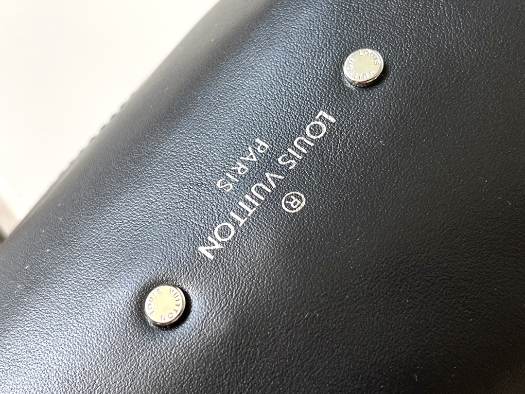 Louis Vuitton M11266 Atlantis Medium Handbag - Image 5