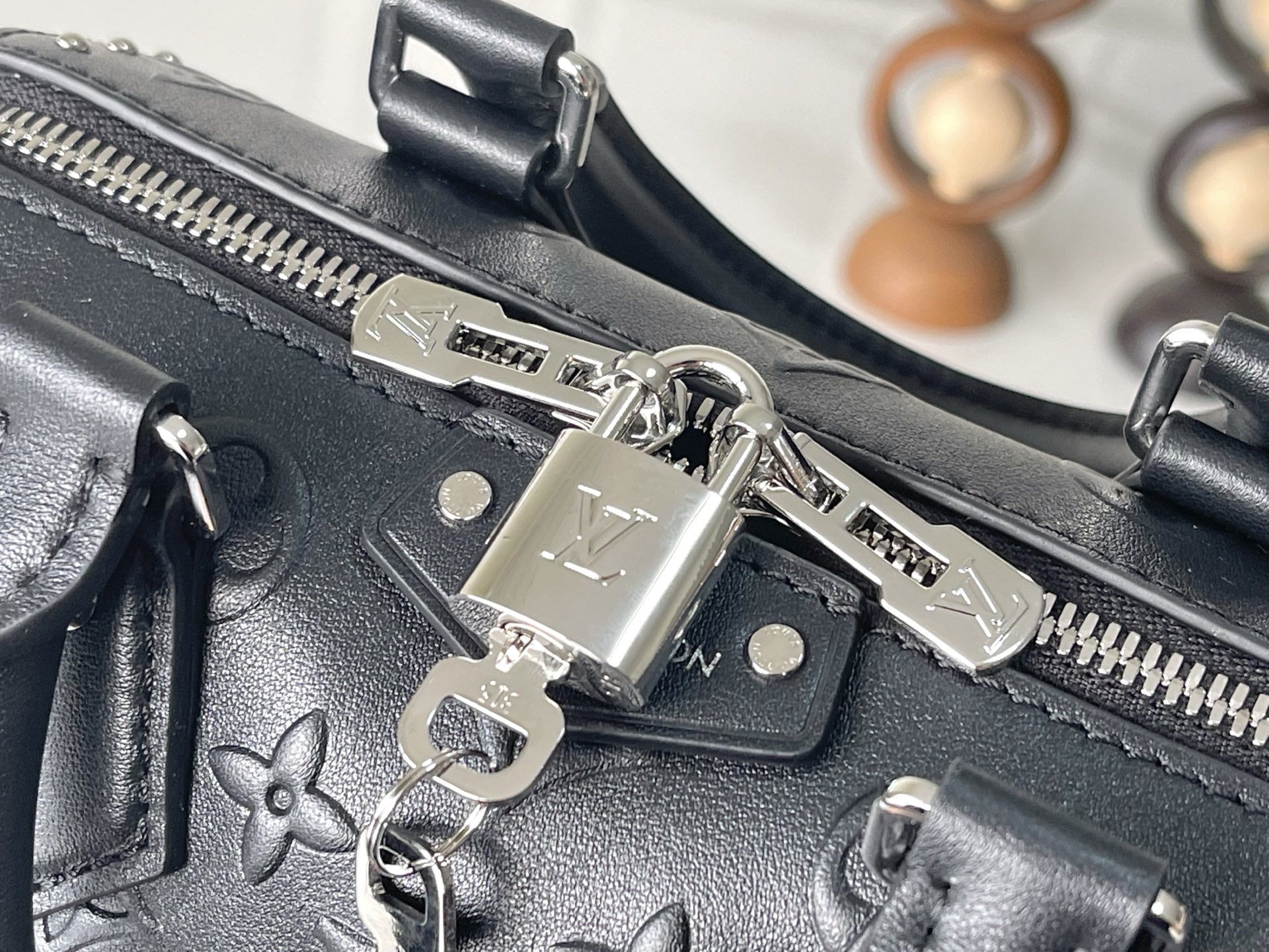 Louis Vuitton OnTheGo Small Handbag in Monogram Leather - Image 5