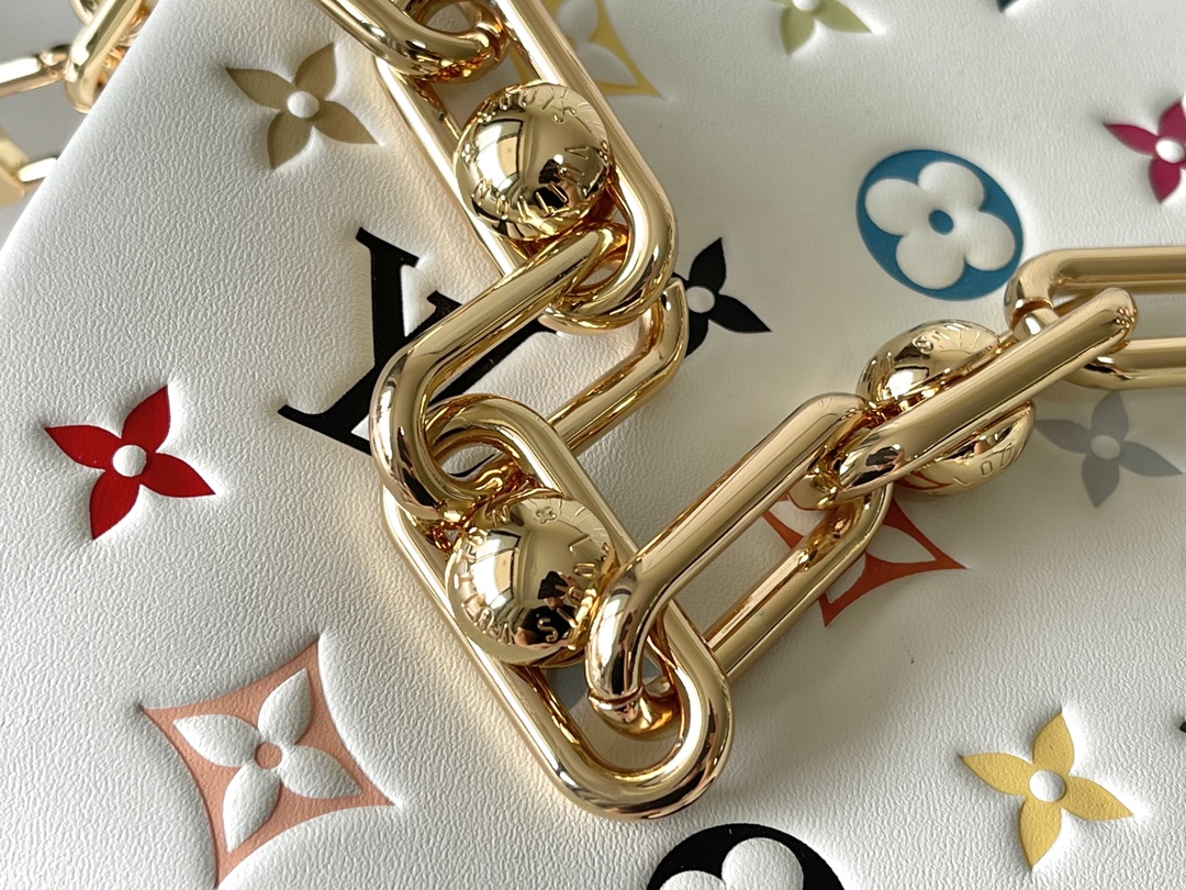 Louis Vuitton Coussin Small Handbag M13233, White Multicolor - Image 5