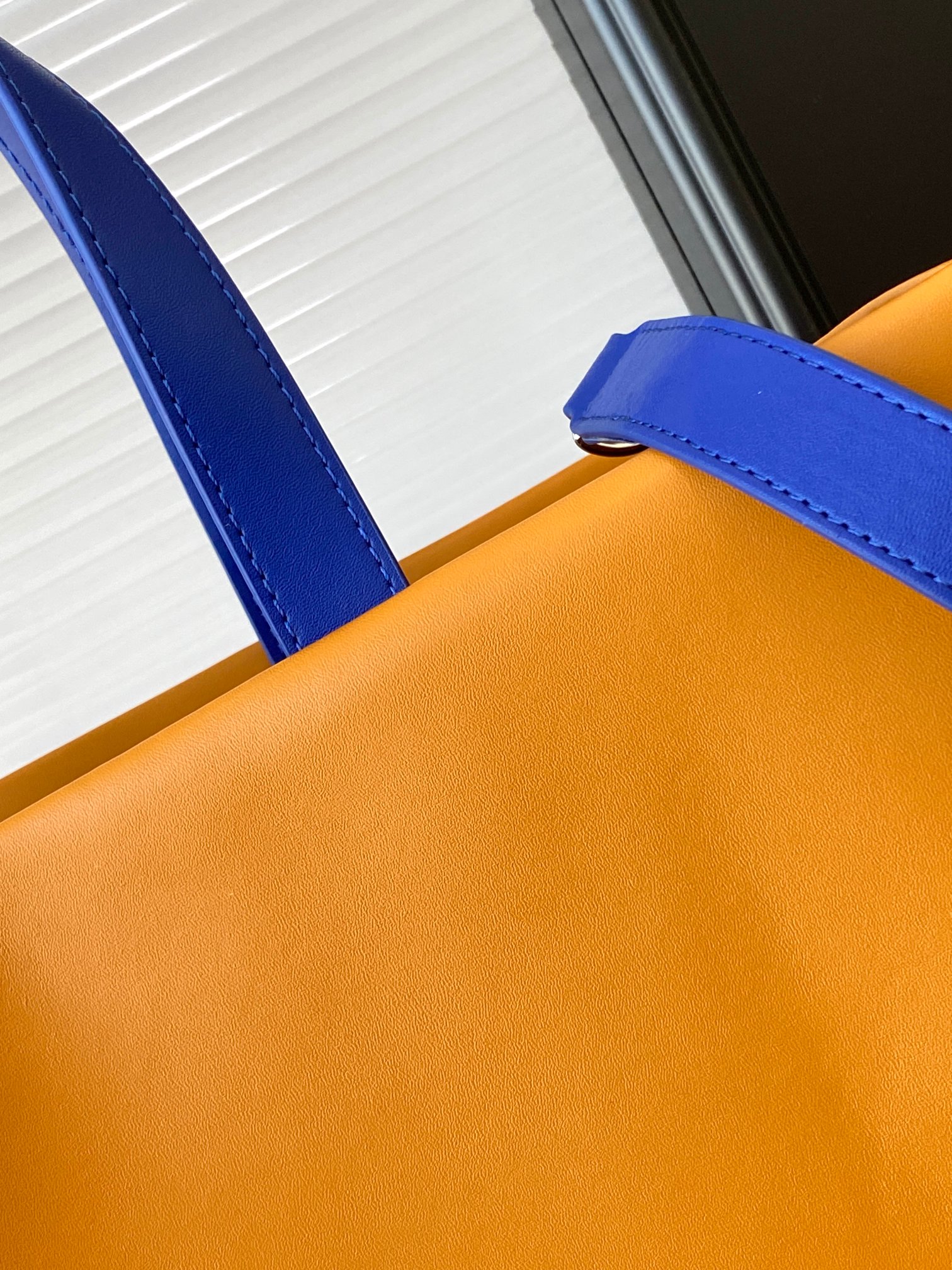 Louis Vuitton M24457 Medium Calfskin Tote Bag - Image 5