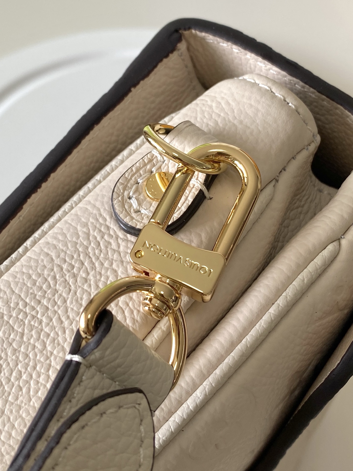 Pochette Métis Shoulder and Crossbody Bag in Monogram Empreinte Leather - Image 5