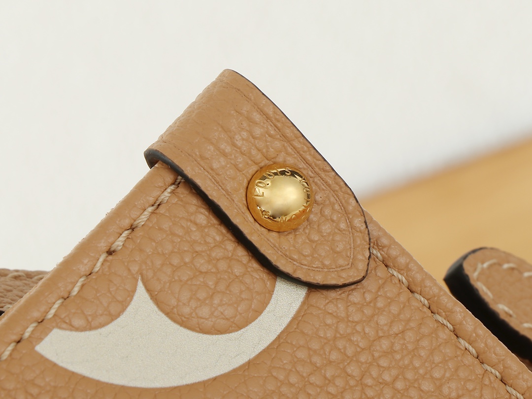 Louis Vuitton OnTheGo Small Handbag - Image 5
