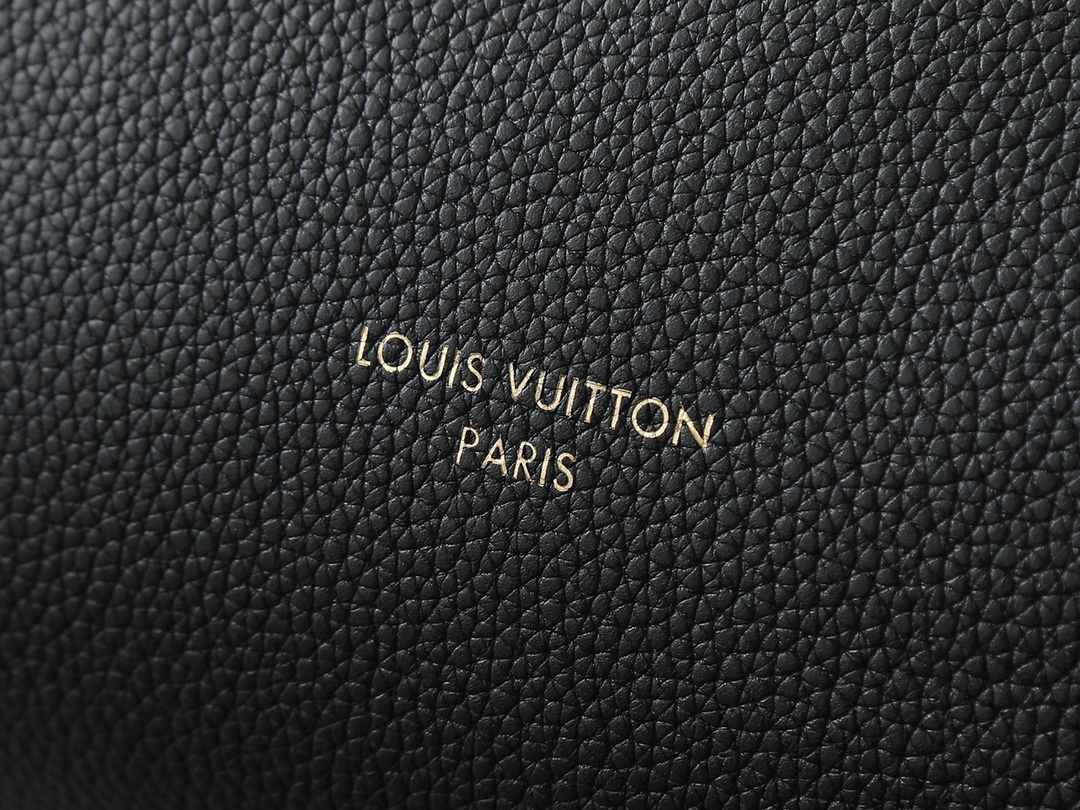 Louis Vuitton Express Small Handbag - Image 5