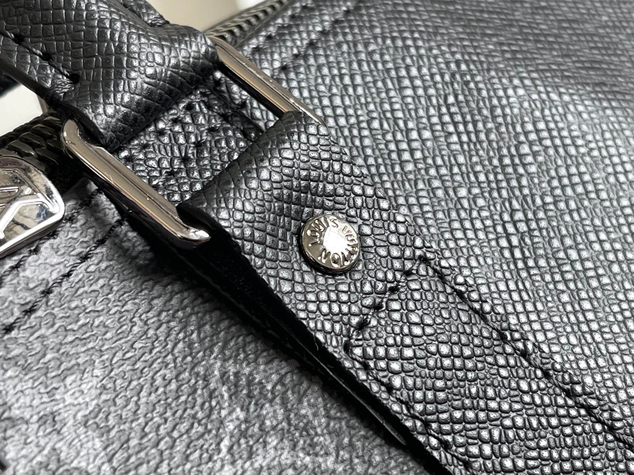 Louis Vuitton Taiga Keepall 50 Travel Bag Black - Image 5