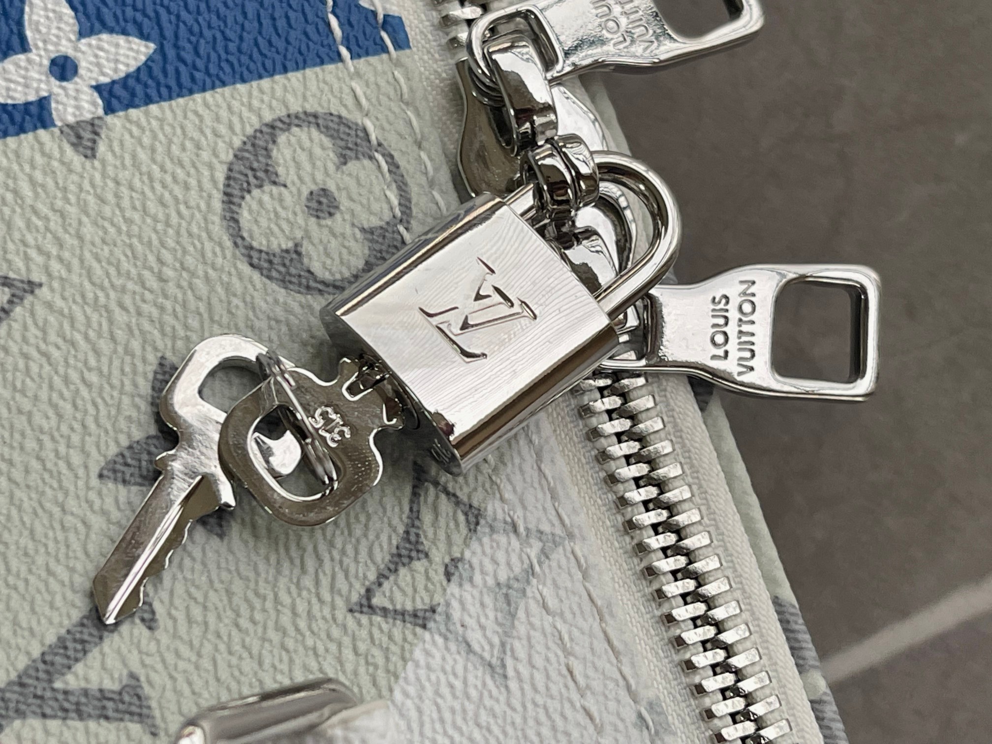 Louis Vuitton Keepall 45 Travel Bag - Image 5