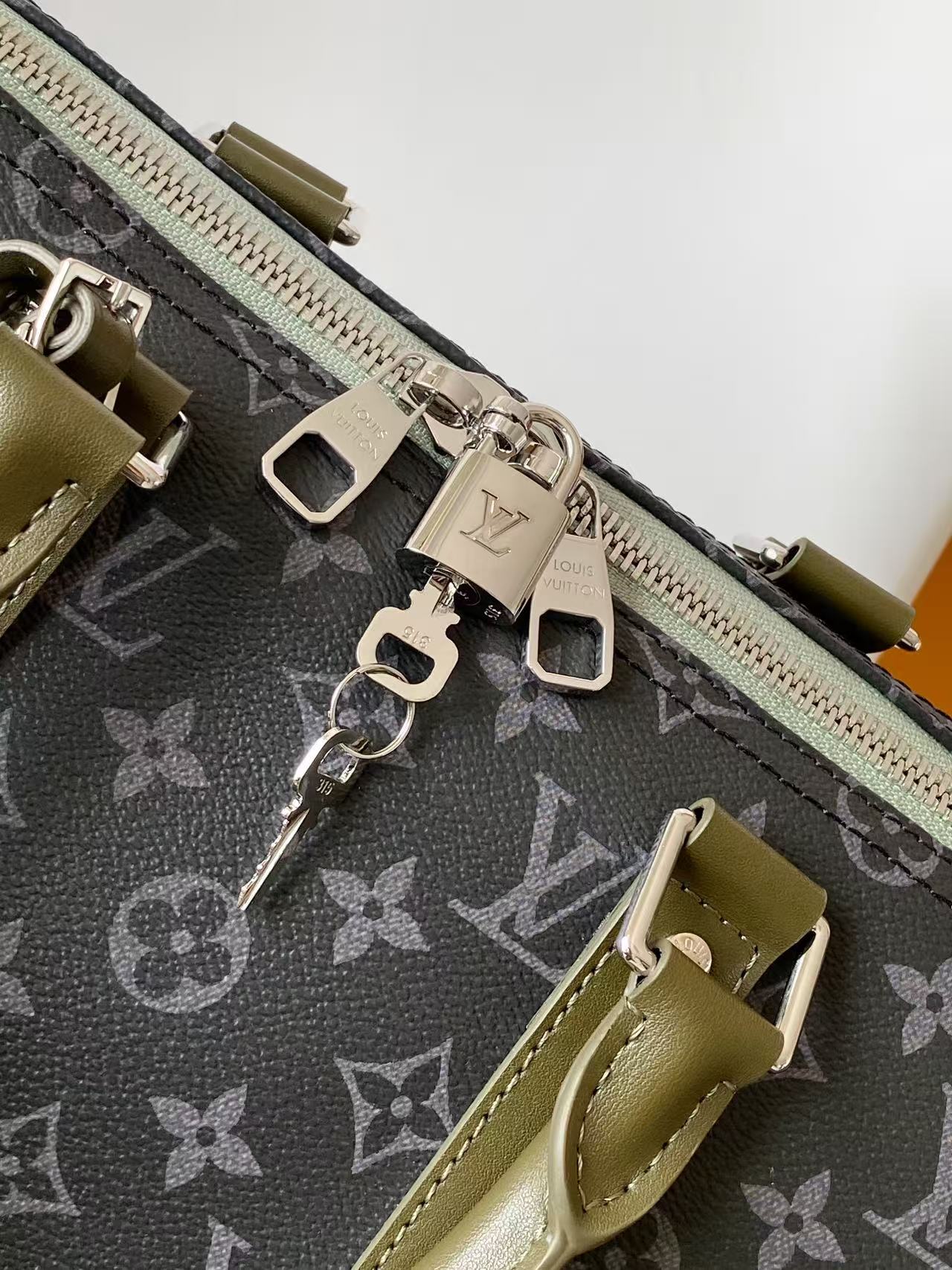 Louis Vuitton Keepall Bandoulière 45 Travel Bag in Monogram Eclipse Coated Canvas - Image 5