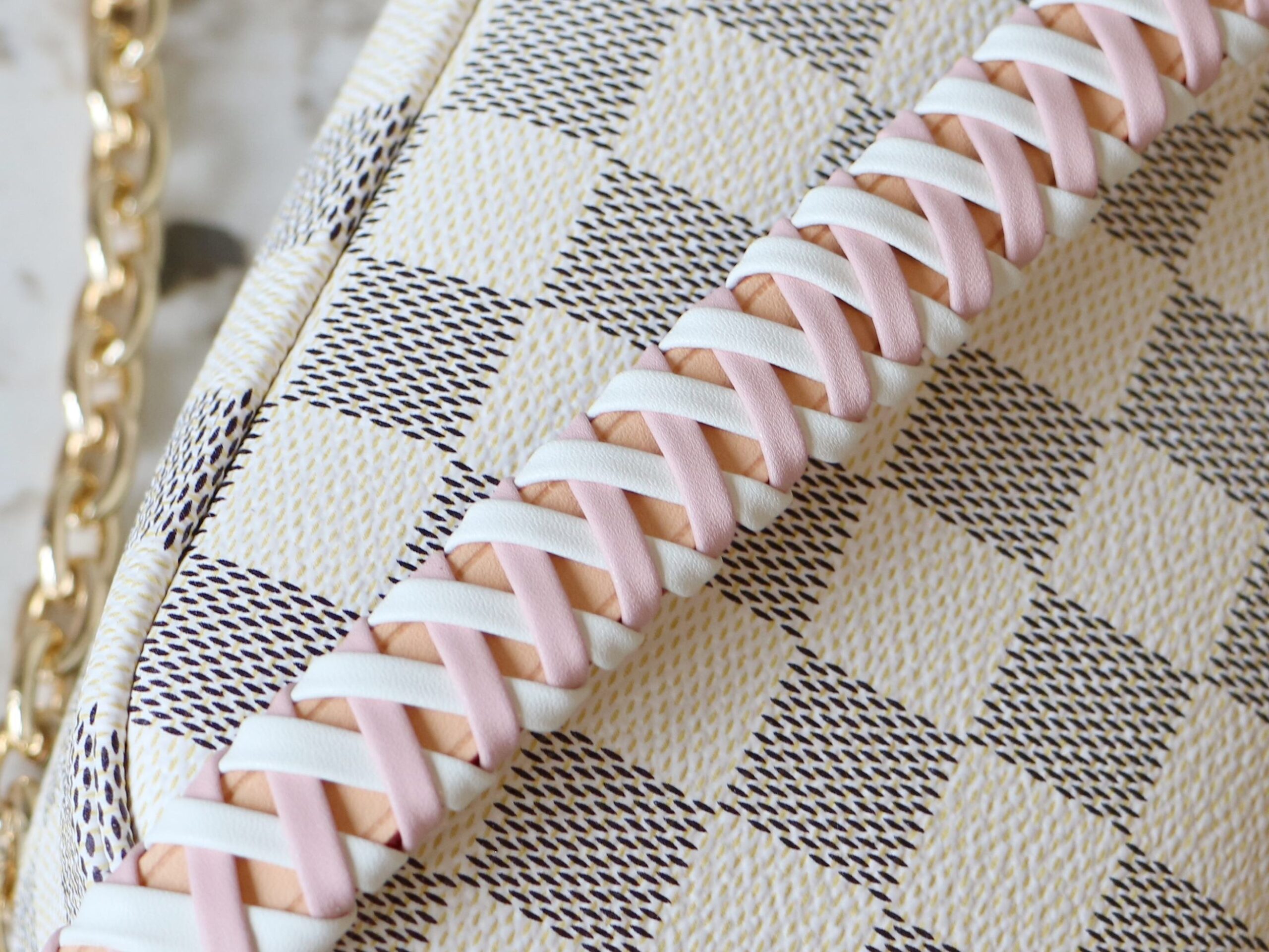Louis Vuitton Wallet On Chain Ivy Shoulder Bag in White and Pink - Image 5
