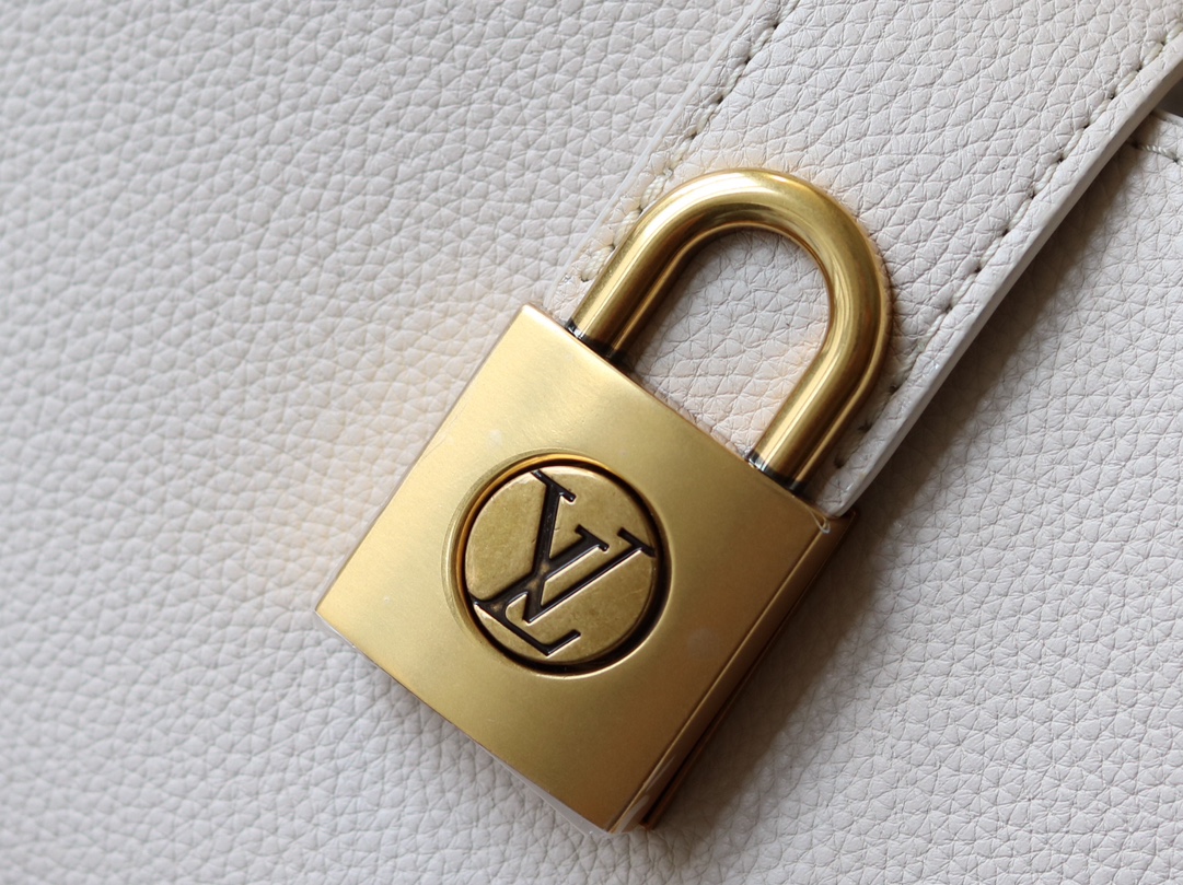 Louis Vuitton M24611 Underarm Shoulder Bag - Image 5