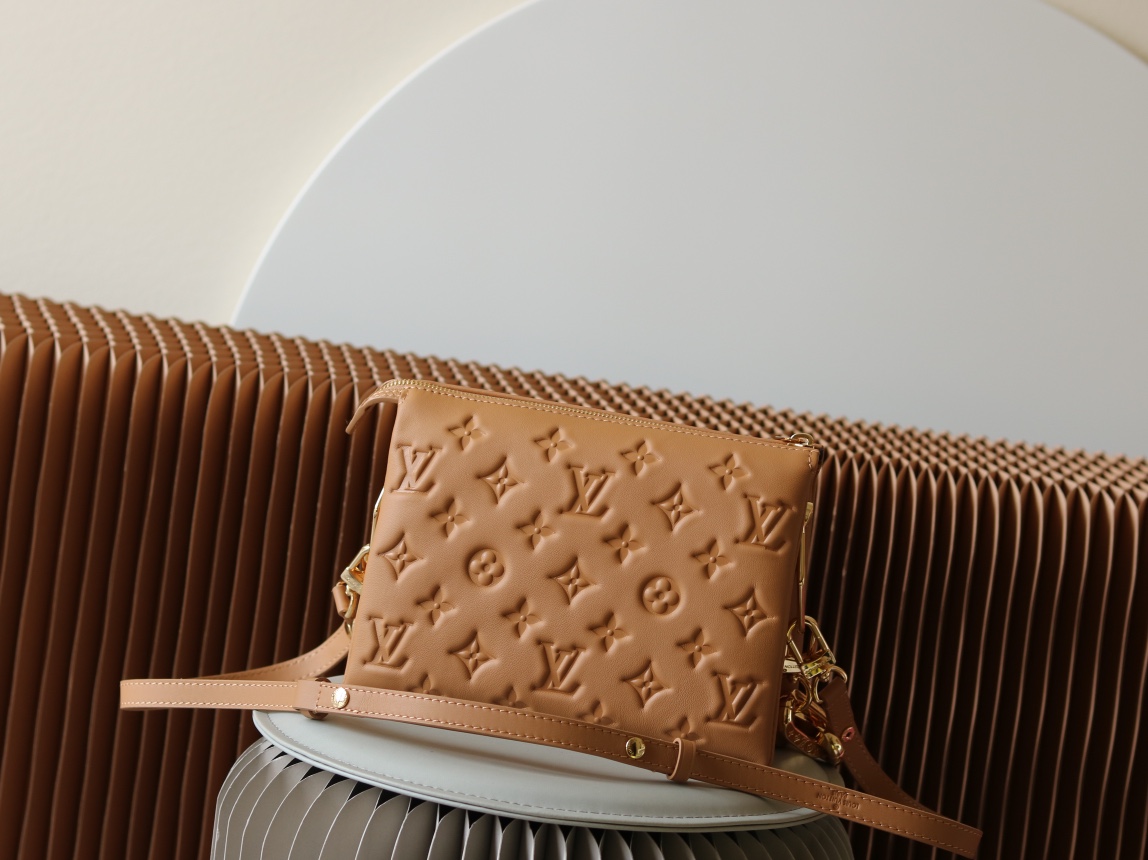 Louis Vuitton Coussin BB Lambskin Handbag - Image 5