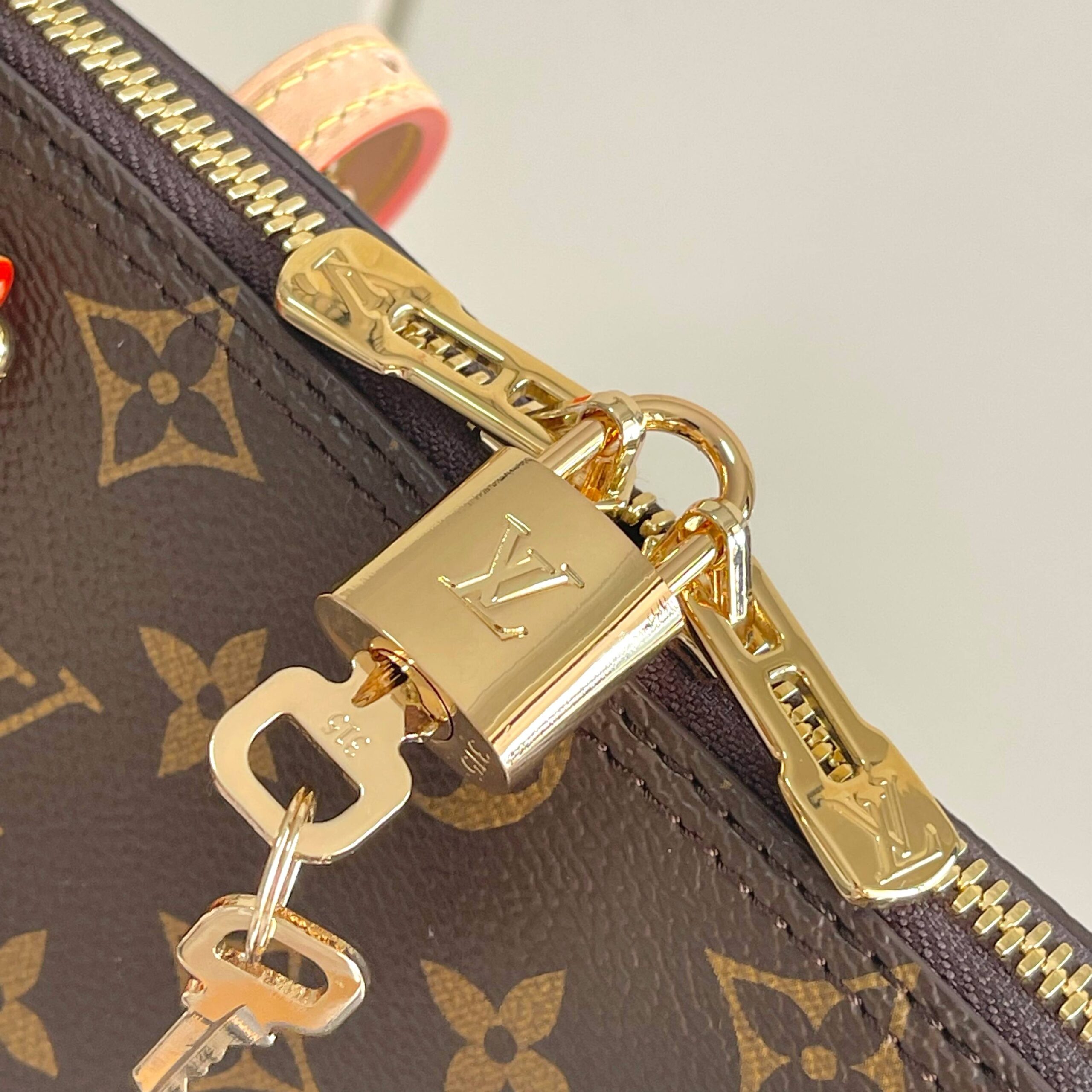 Louis Vuitton Squire East West Shoulder Bag - Image 5