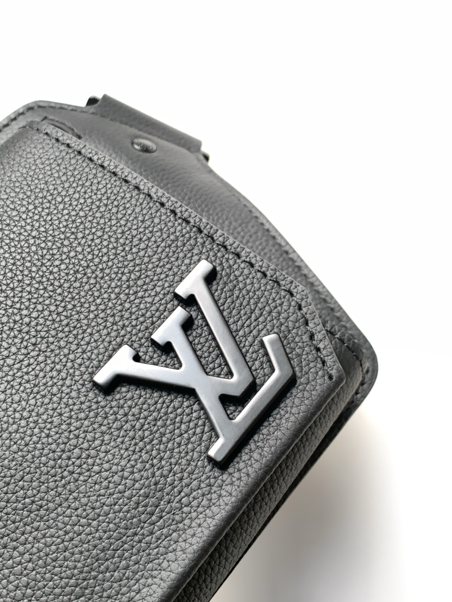 Louis Vuitton LV Aerogram Leather Shoulder Bag M57081 - Image 5