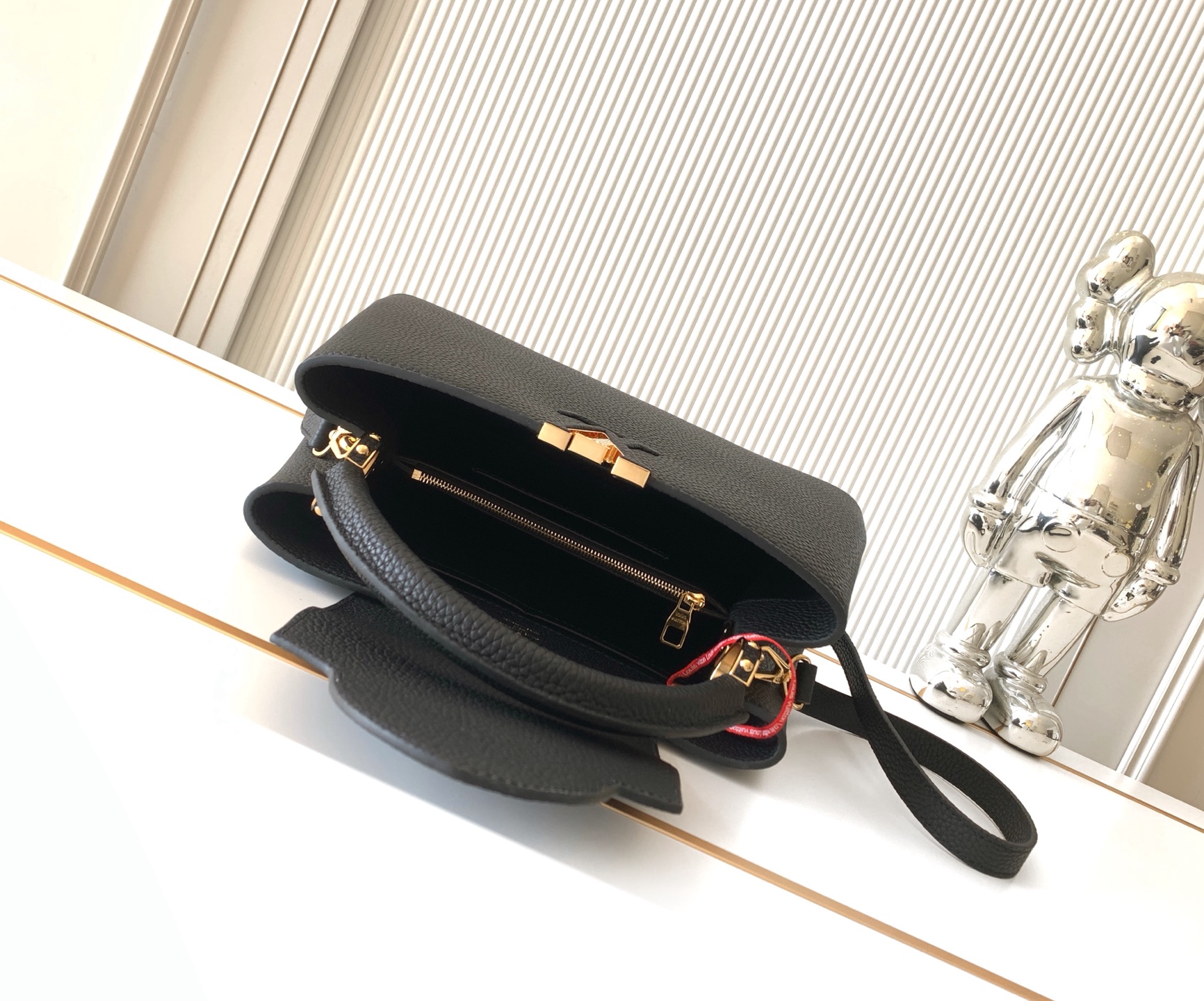Louis Vuitton Capucines Medium Handbag in Black Taurillon Leather - Image 5