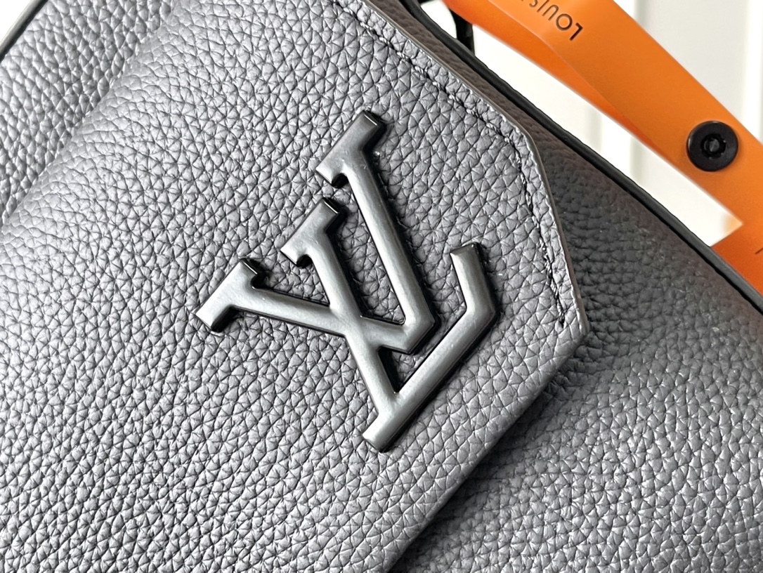 Louis Vuitton Fastline Leather Messenger Bag M22482 - Image 5