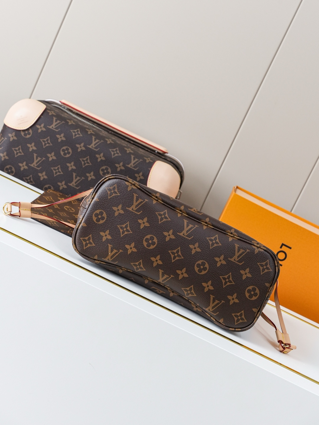 Louis Vuitton Neverfull Small Tote Bag - Image 5