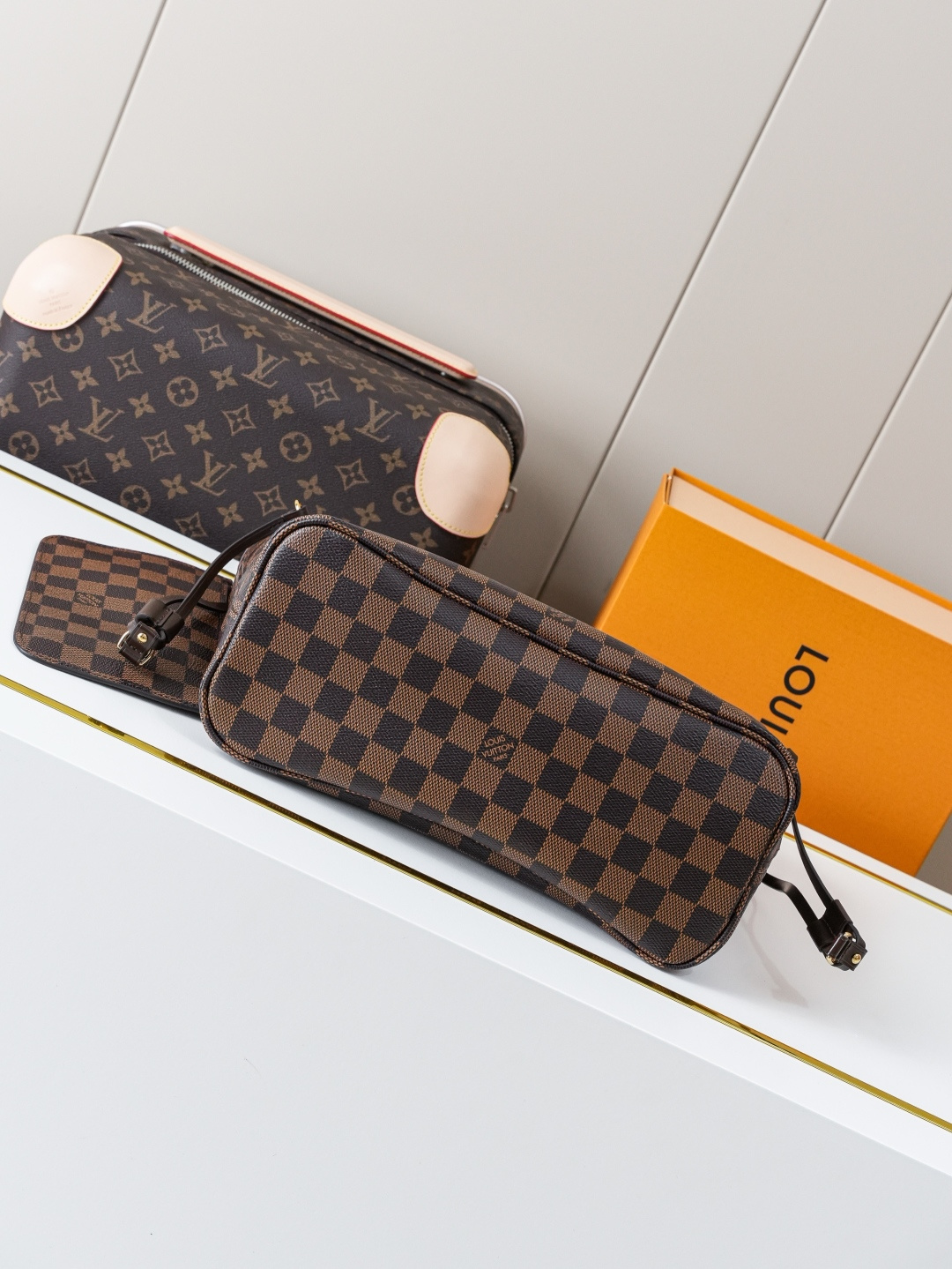 Neverfull Small Tote Bag in Damier Ebene Canvas - Image 5