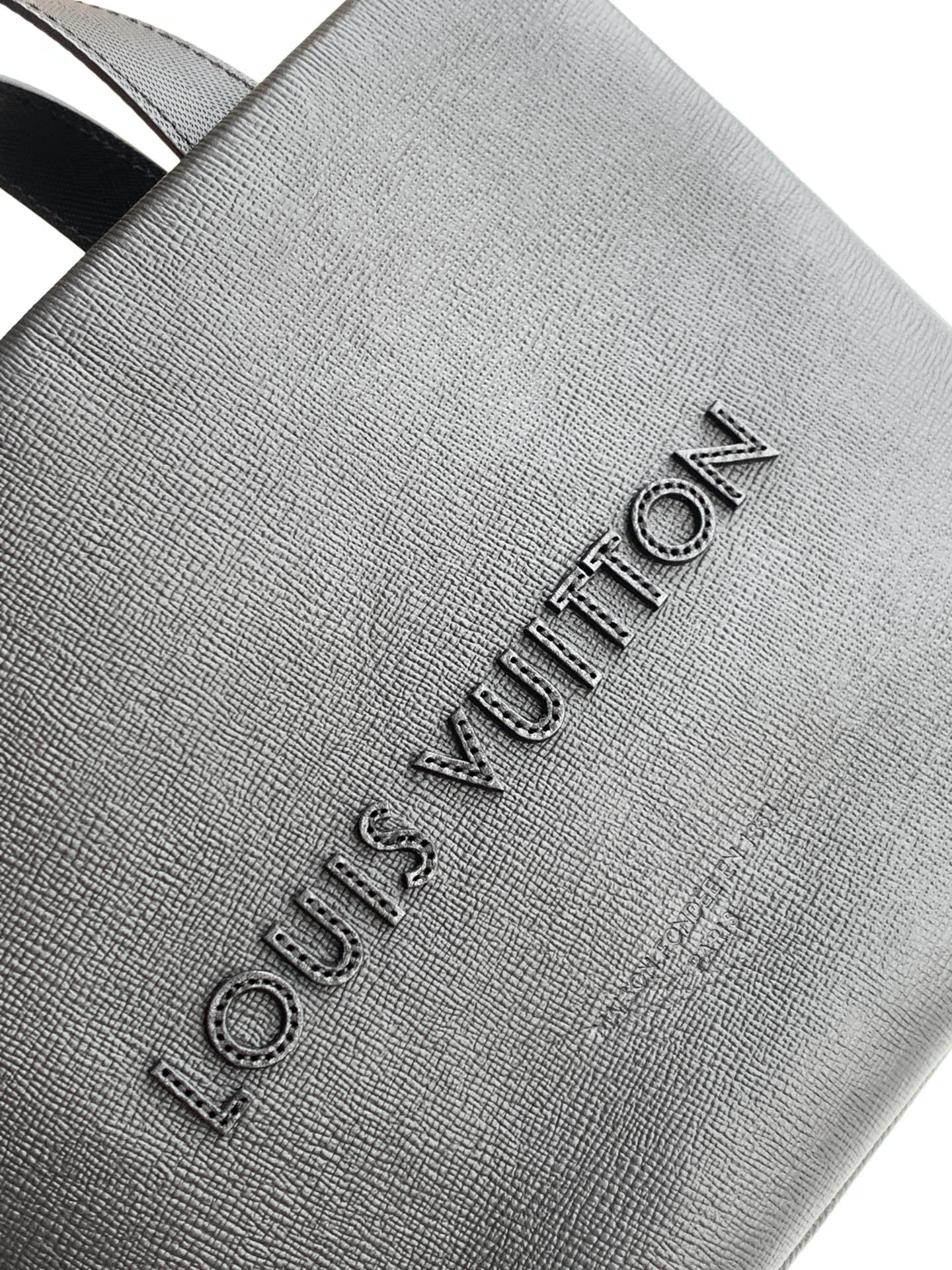 Louis Vuitton Medium Leather Handbag with Detachable Shoulder Strap - Image 5