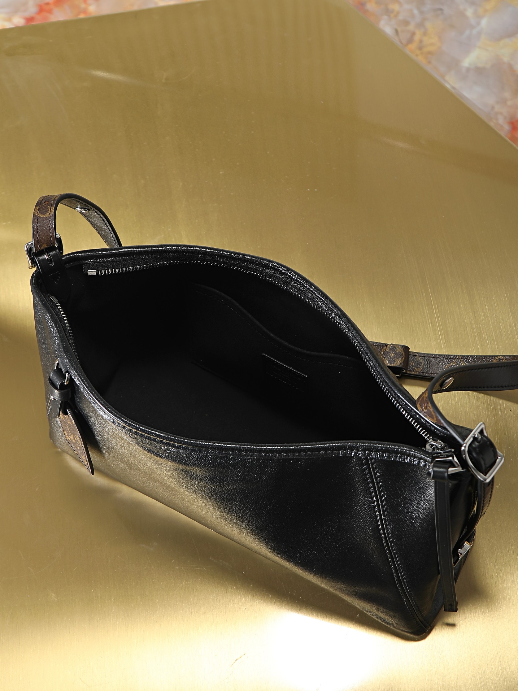 Louis Vuitton Carryall East West Handbag in Lambskin - Image 5