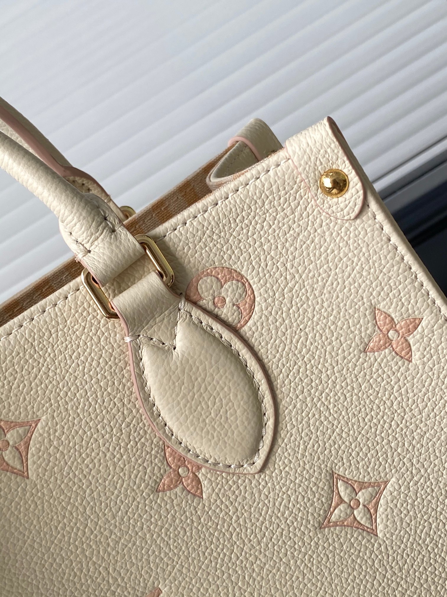 Louis Vuitton OnTheGo Small Handbag in Beige Monogram Empreinte Leather - Image 5