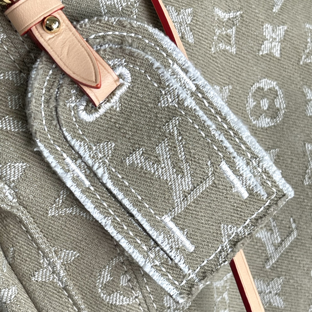 Louis Vuitton Carryall Cargo Small Bag from the Denim Rendez-Vous Collection - Image 5