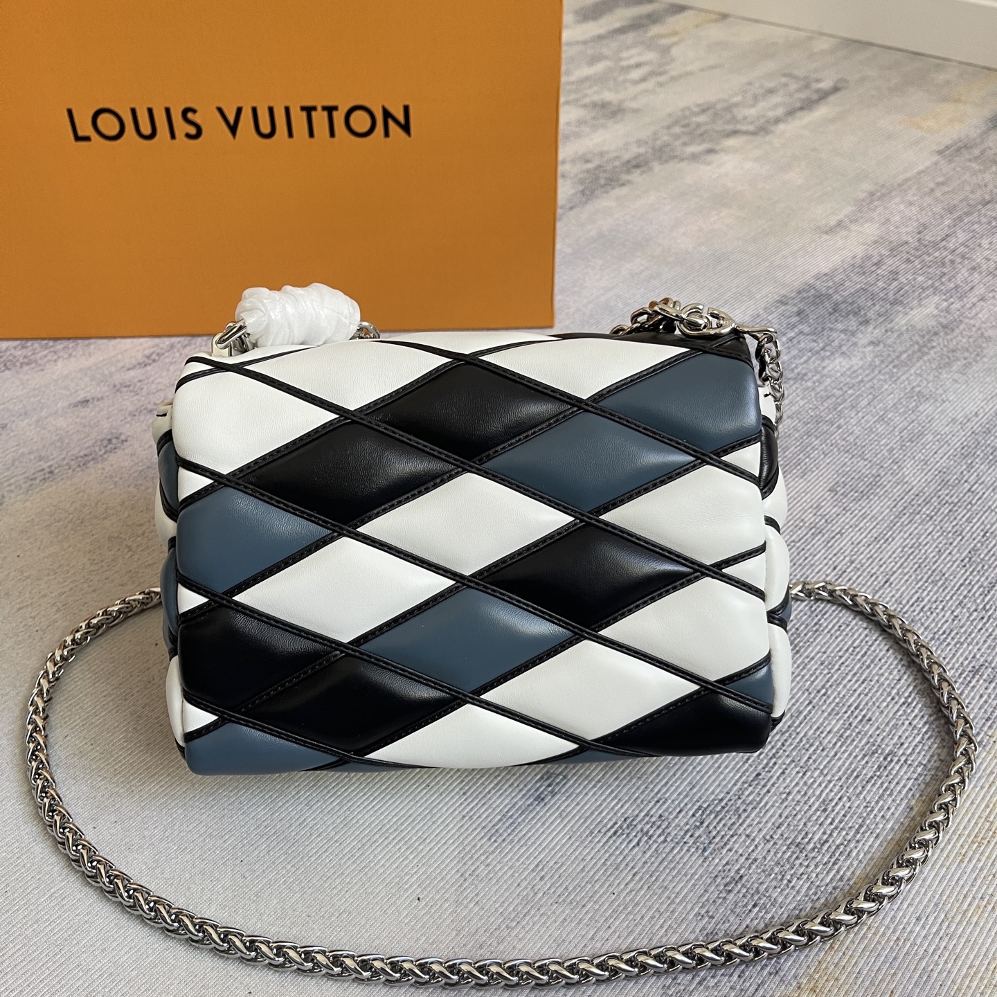 GO-14 Medium Handbag - Image 5