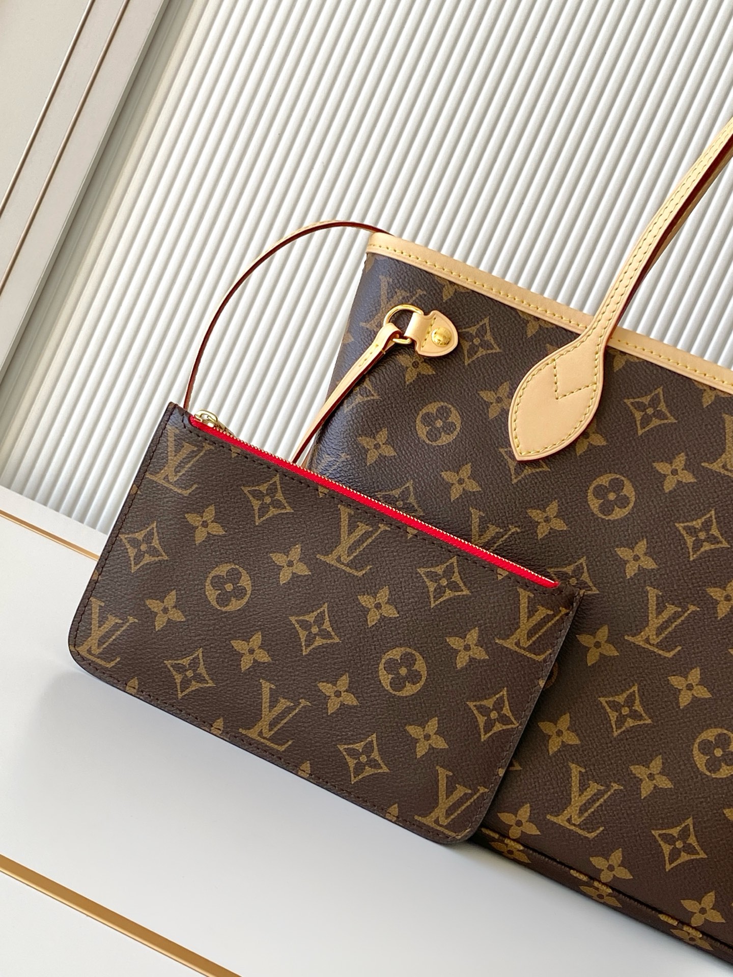 Neverfull Small Tote Bag in Damier Ebene Canvas - Image 5