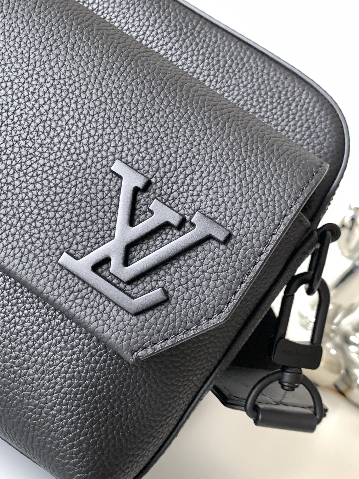 Fastline Leather Crossbody Bag M22482 - Black - Image 5