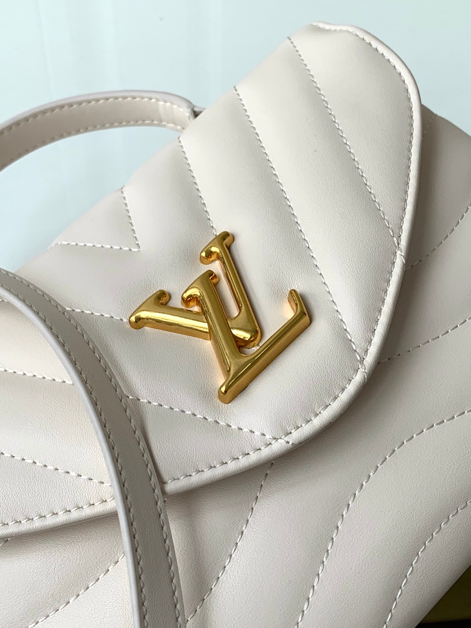 Louis Vuitton Hold Me Handbag in New Wave Quilted Leather - Image 5