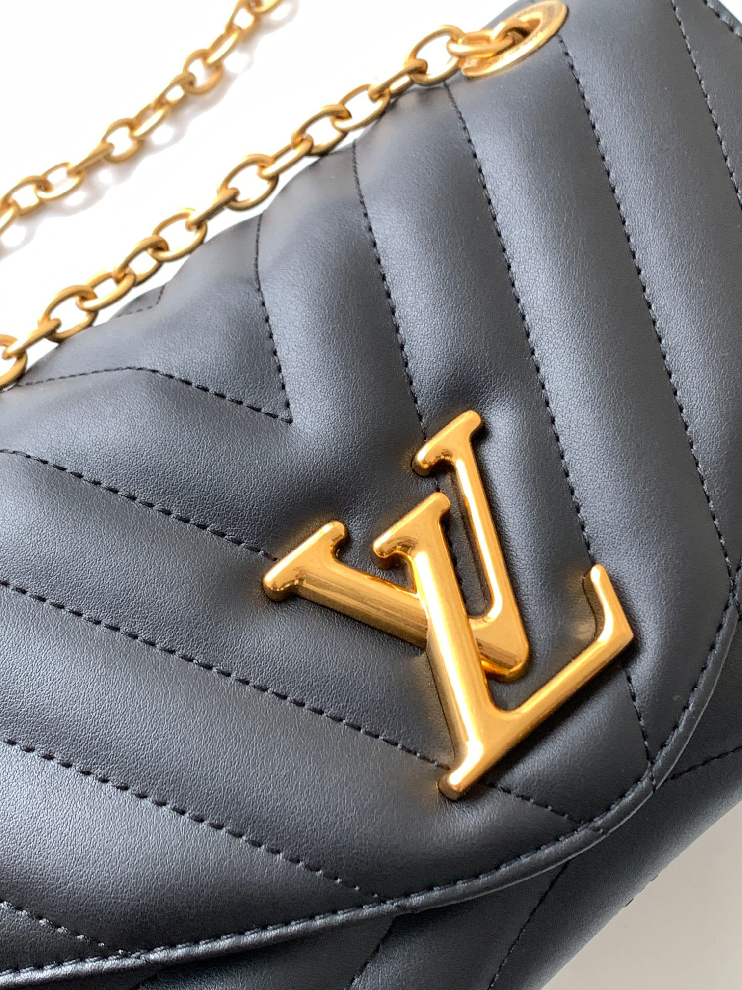 Louis Vuitton New Wave Chain V Shoulder Bag M58552 Black - Image 5