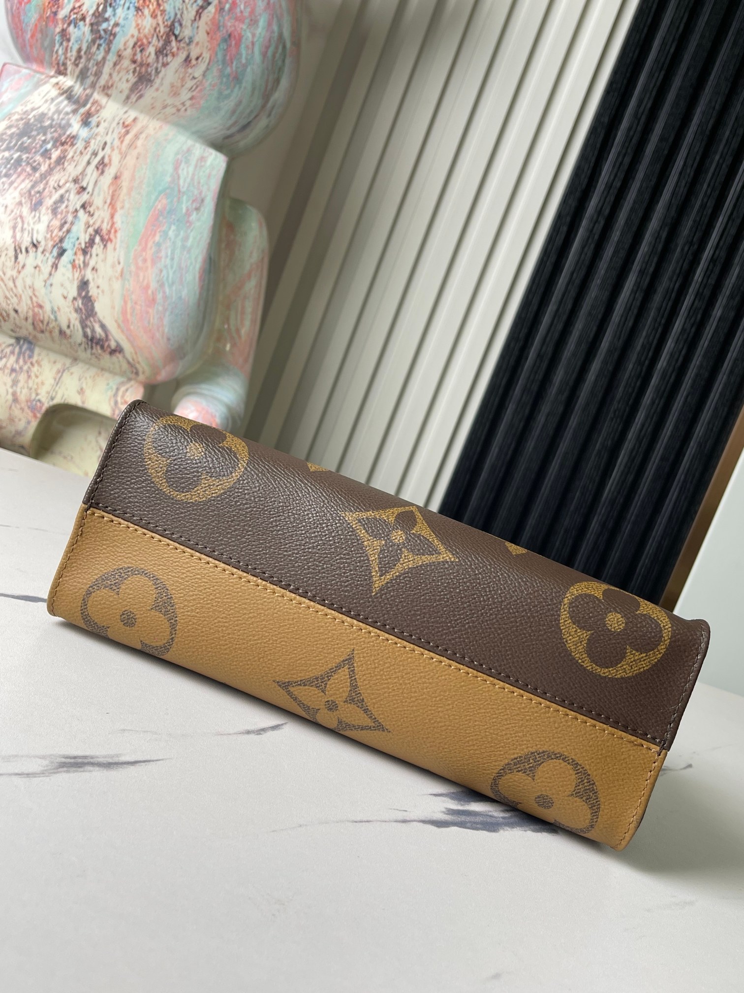 Louis Vuitton OnTheGo East West Tote Bag M46653 in Giant Monogram and Monogram Reverse Canvas - Image 5