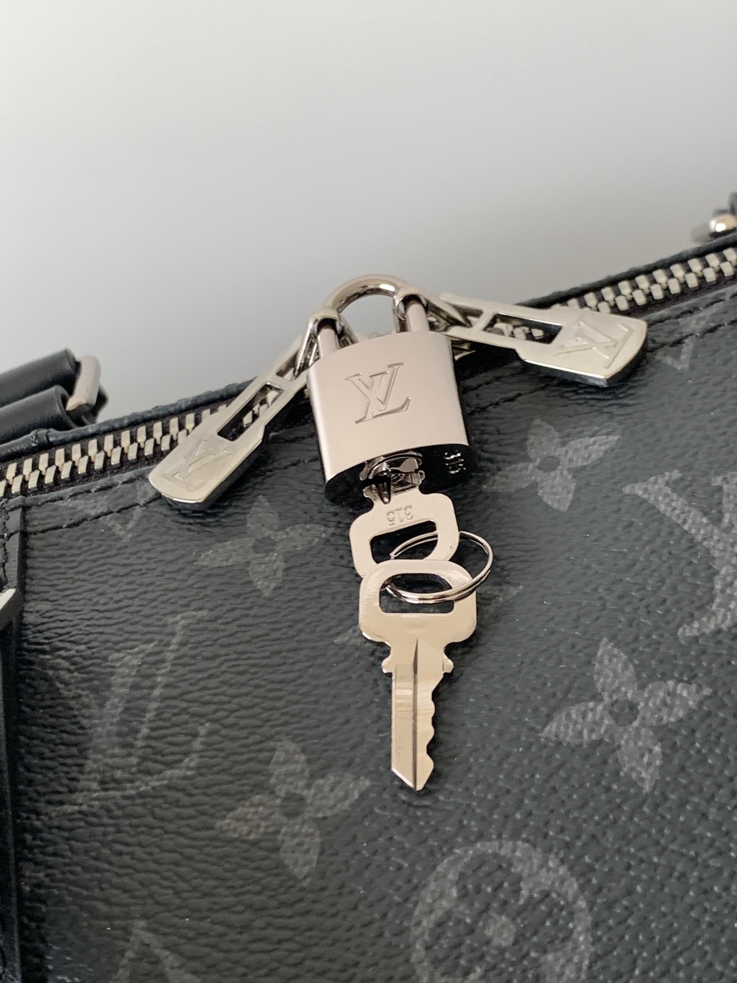 Louis Vuitton Keepall Bandoulière 50 Travel Bag in Monogram Eclipse Reverse Canvas - Image 5