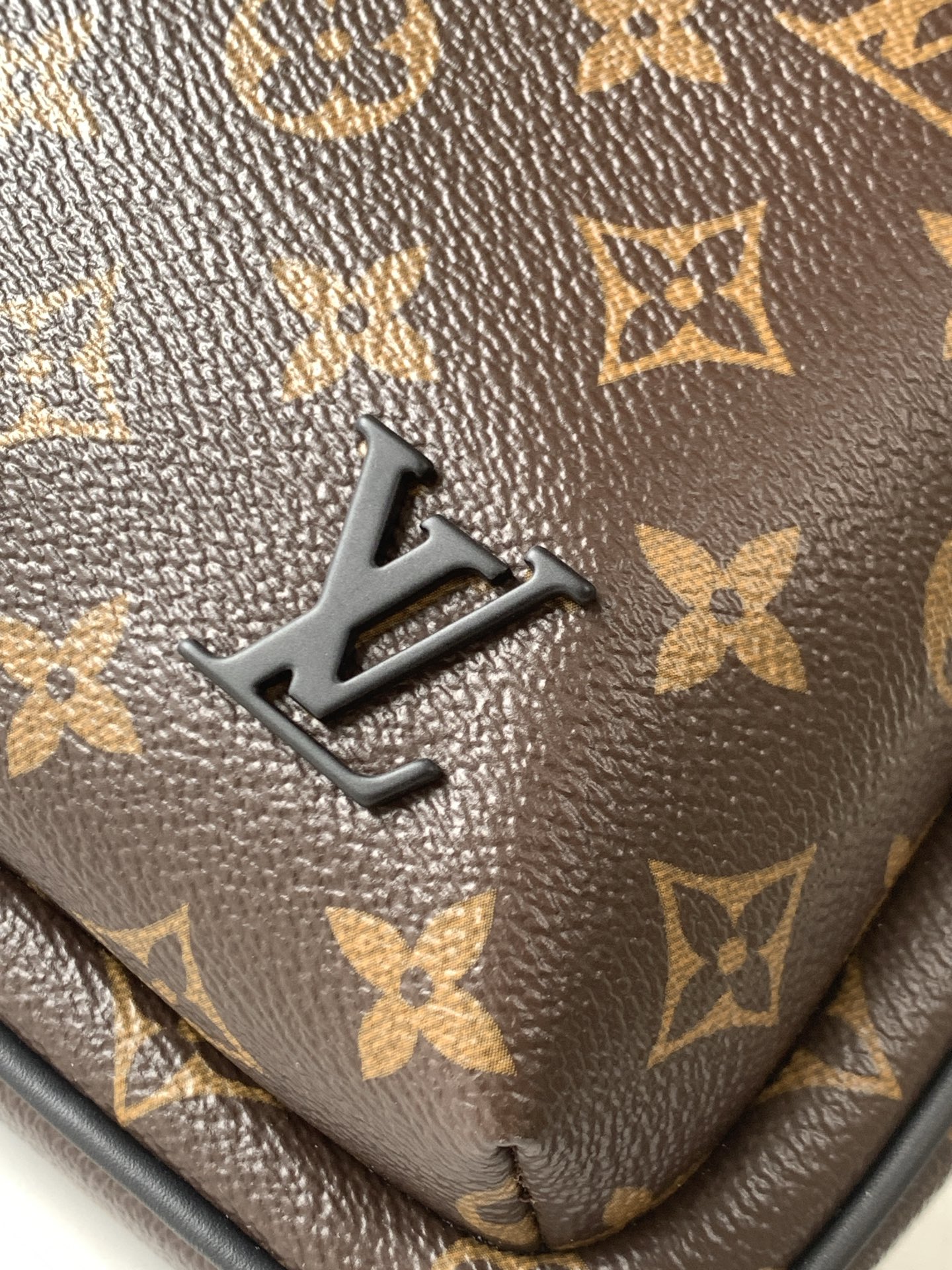 Louis Vuitton Avenue Shoulder Bag in Damier Graphite Canvas - Image 5
