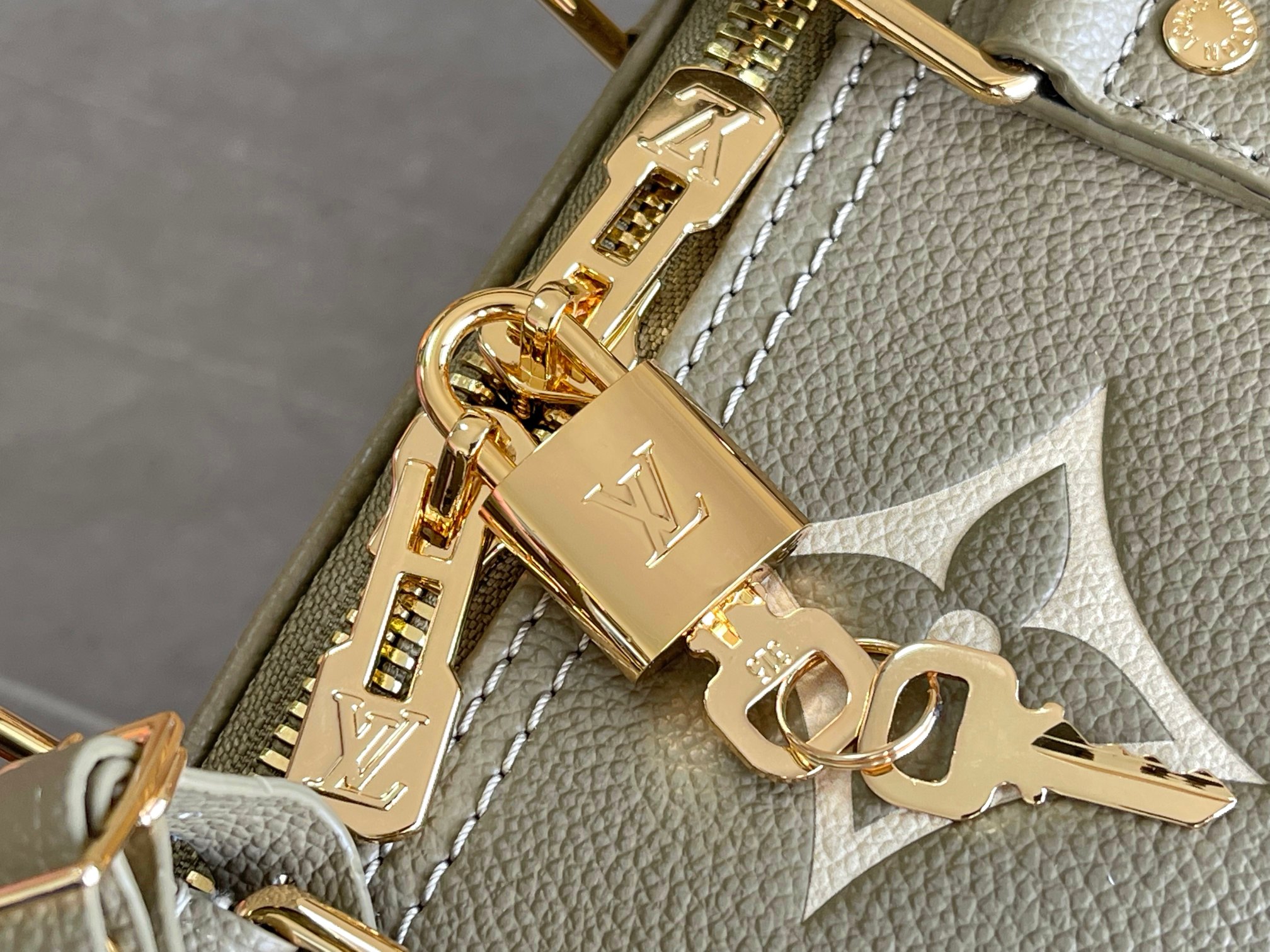 Louis Vuitton Keepall 45 Travel Bag - Image 5