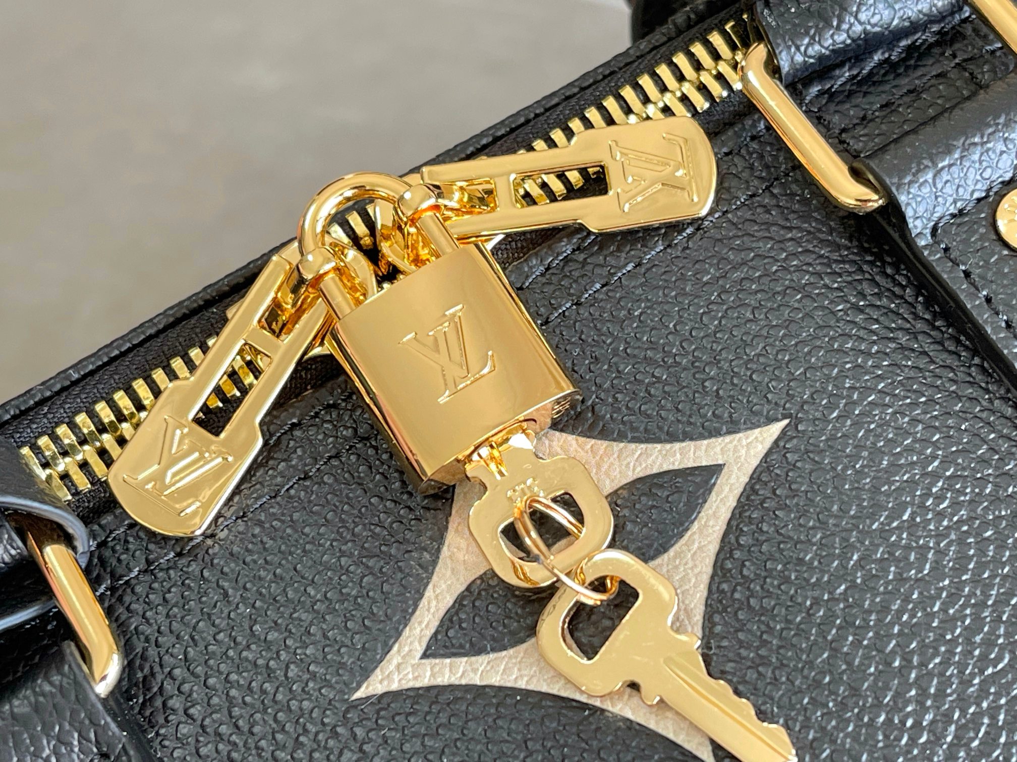 Louis Vuitton Keepall 45 Travel Bag - Image 5