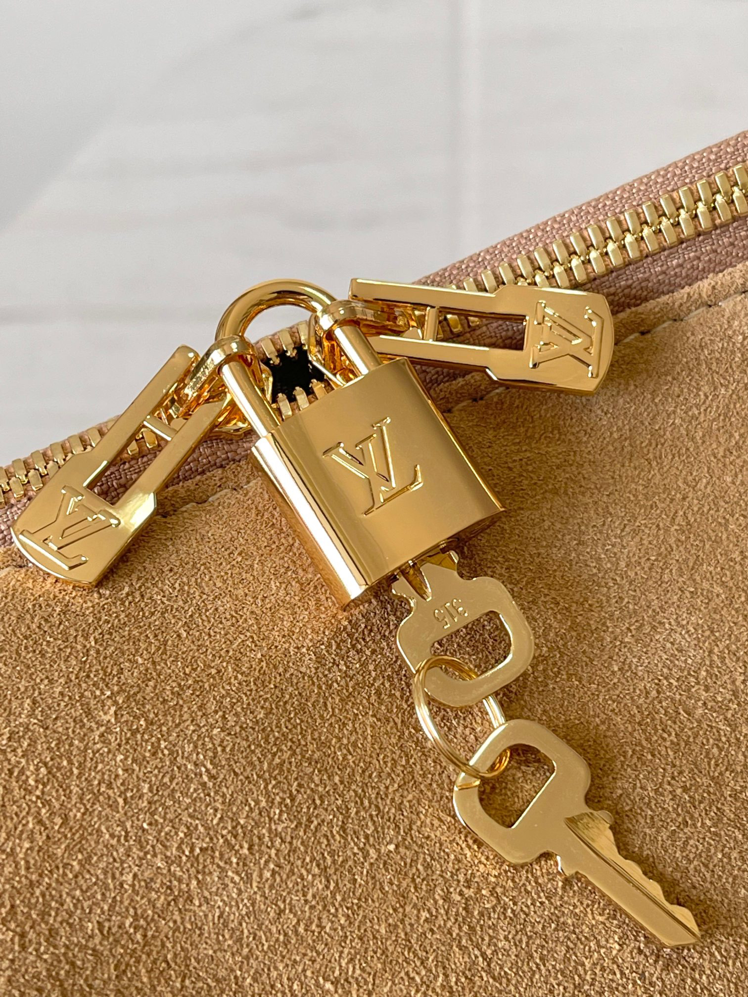 Louis Vuitton Express Travel Large Bag in Apricot - Image 5