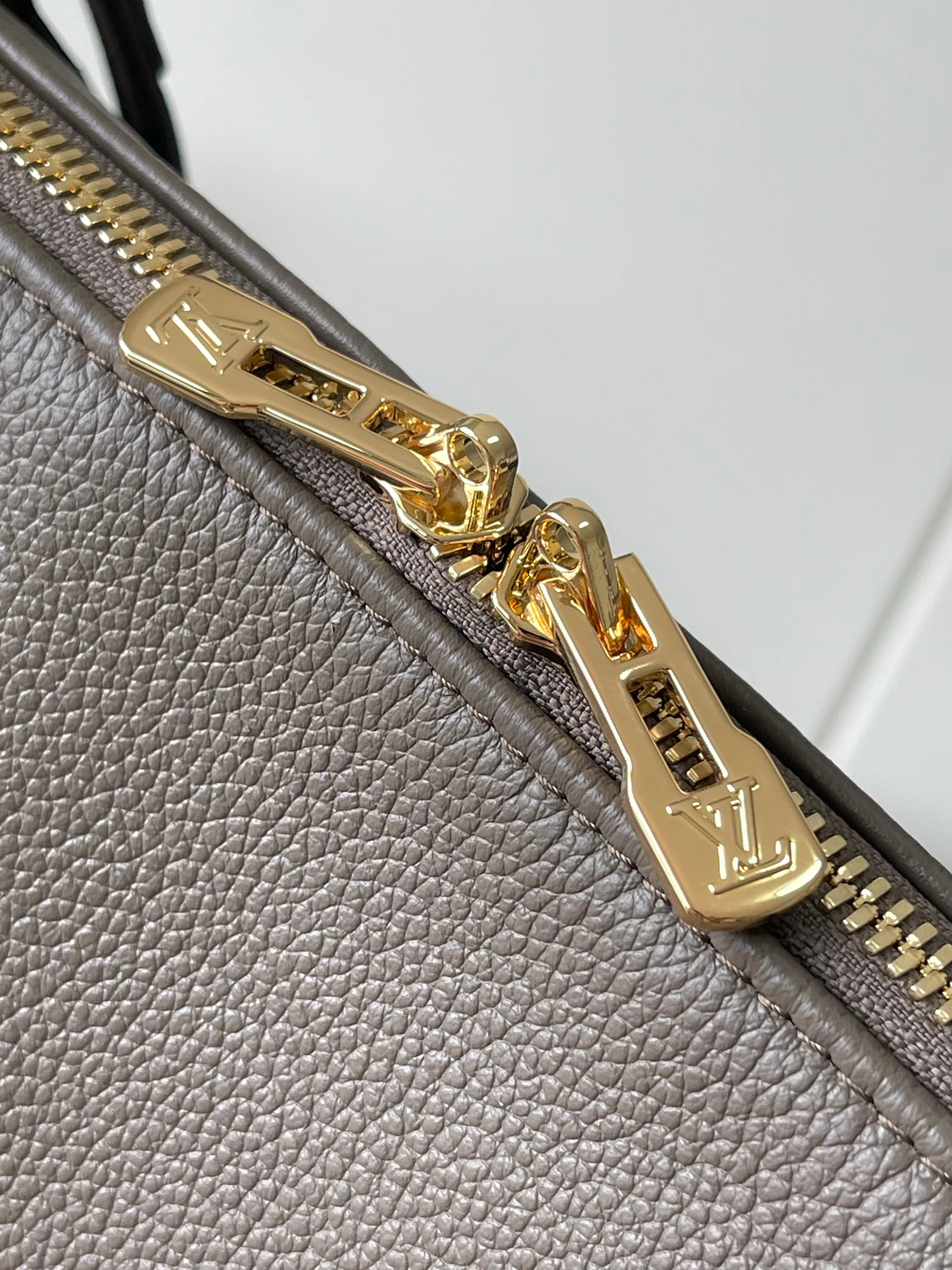 Louis Vuitton Express Small Handbag - Image 5