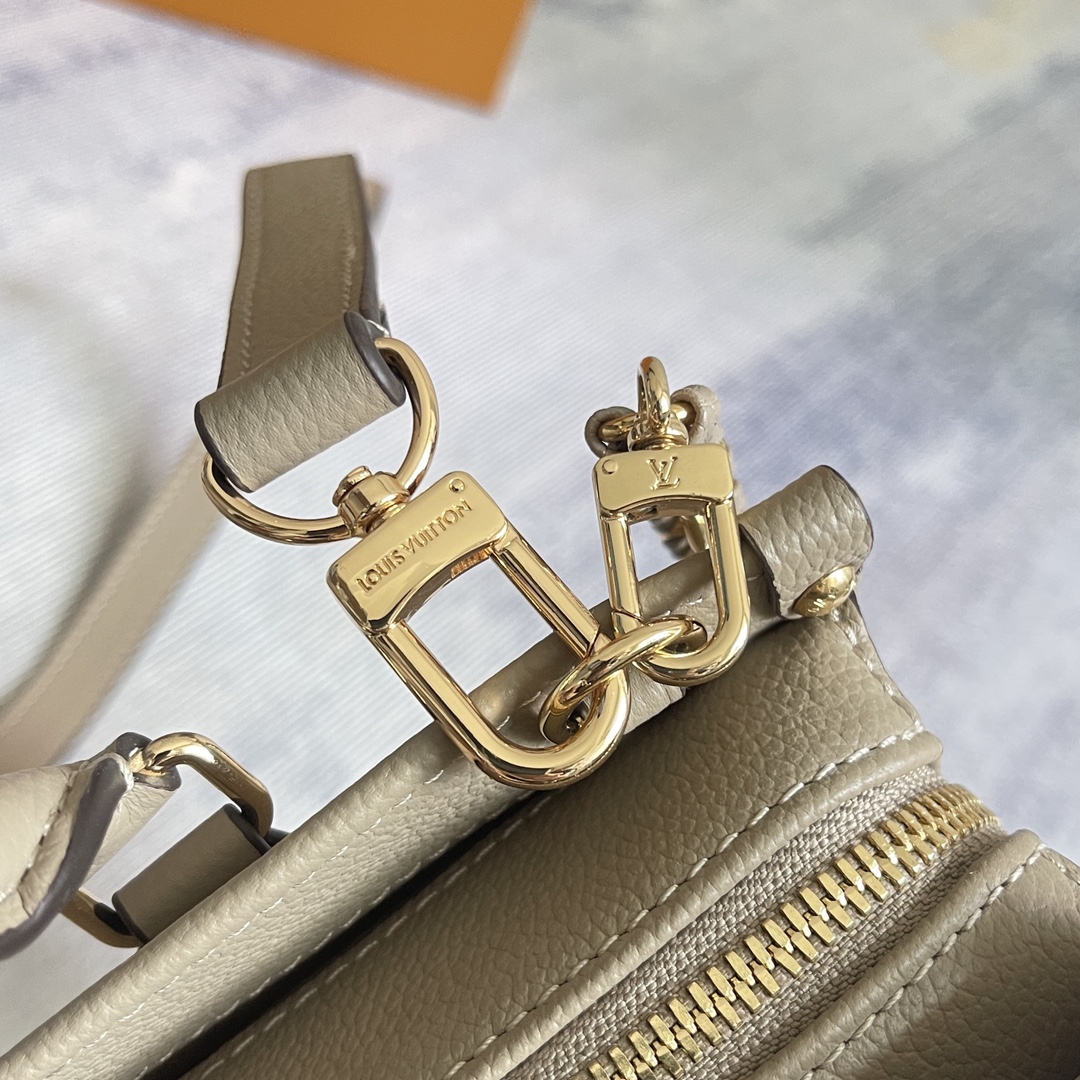 Louis Vuitton OnTheGo Small Handbag in Giant Monogram Leather - Image 5