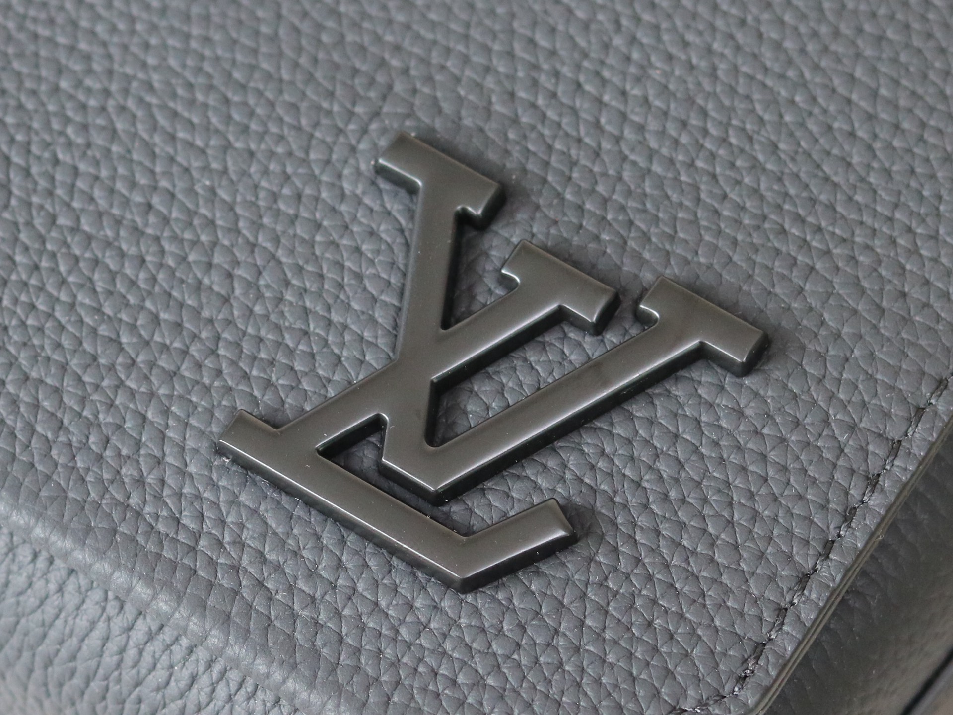 Louis Vuitton Aerogram Leather Messenger Bag - Image 5