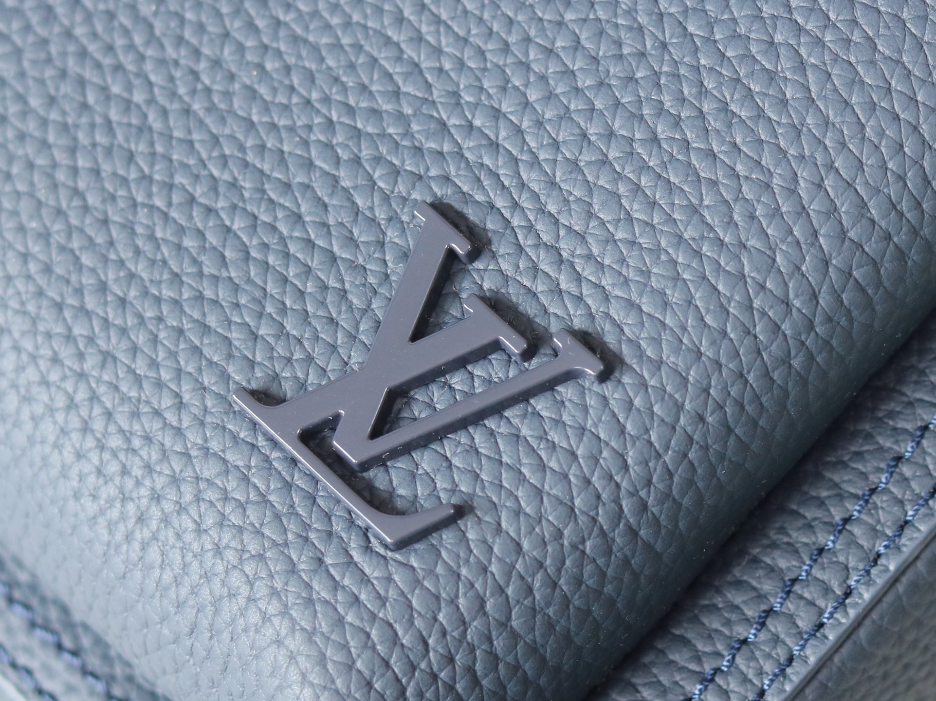 Louis Vuitton Avenue Sling Bag PM in Navy Blue Leather - Image 5