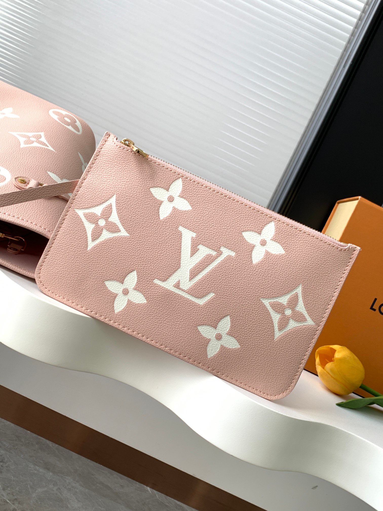 Louis Vuitton Neverfull Medium Shopping Tote with Removable Zip Pouch - Image 5