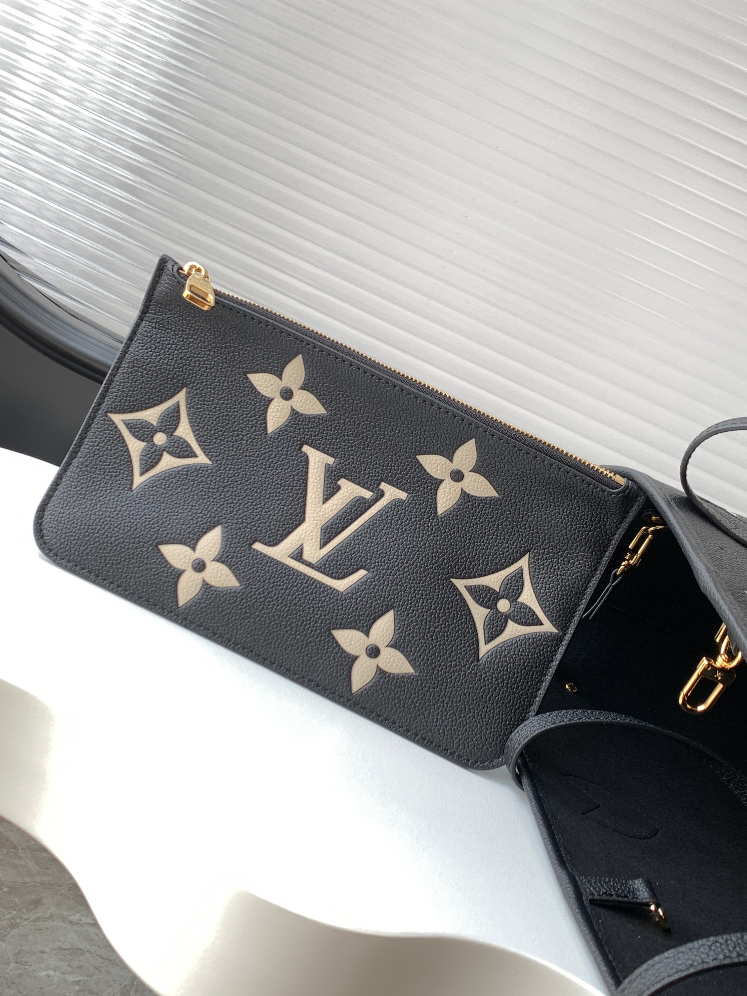 Louis Vuitton Neverfull MM Tote Bag - Image 5