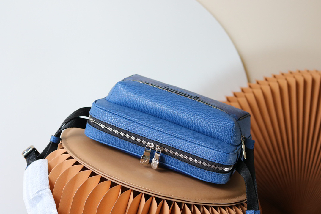 Louis Vuitton Outdoor Messenger Bag M30233/M30242 - Image 5