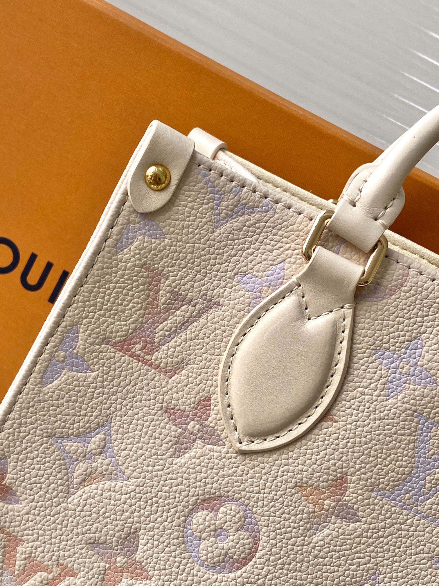 Louis Vuitton OnTheGo Small Handbag M25770 in White Gradient Leather - Image 5