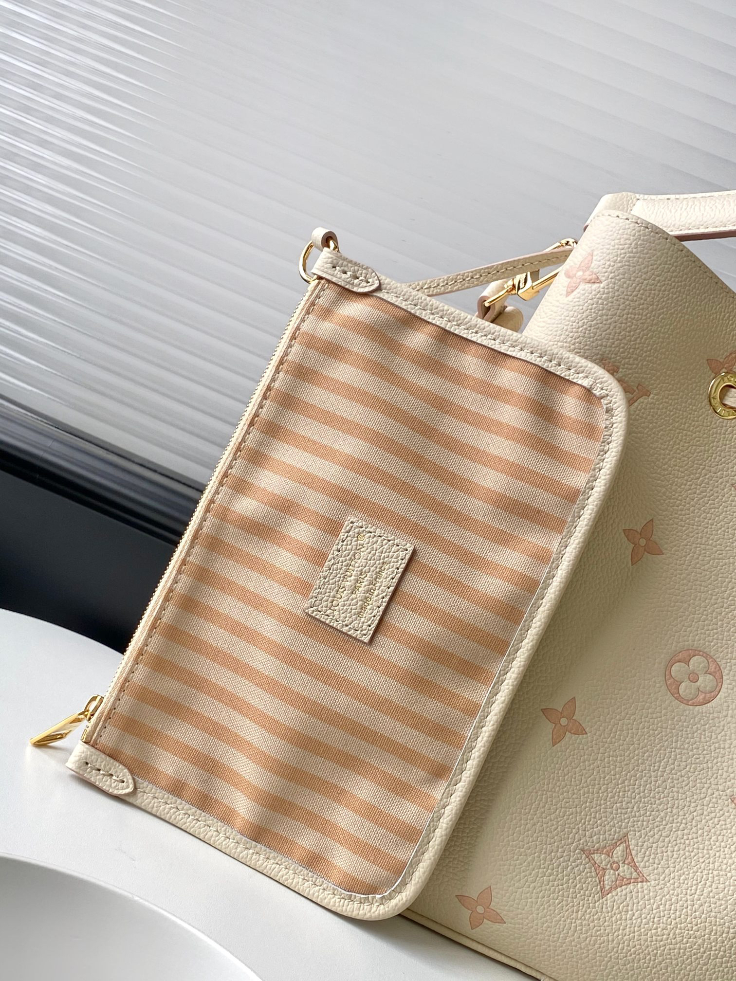 Louis Vuitton NéoNoé MM Handbag in Monogram Empreinte Leather - Image 5