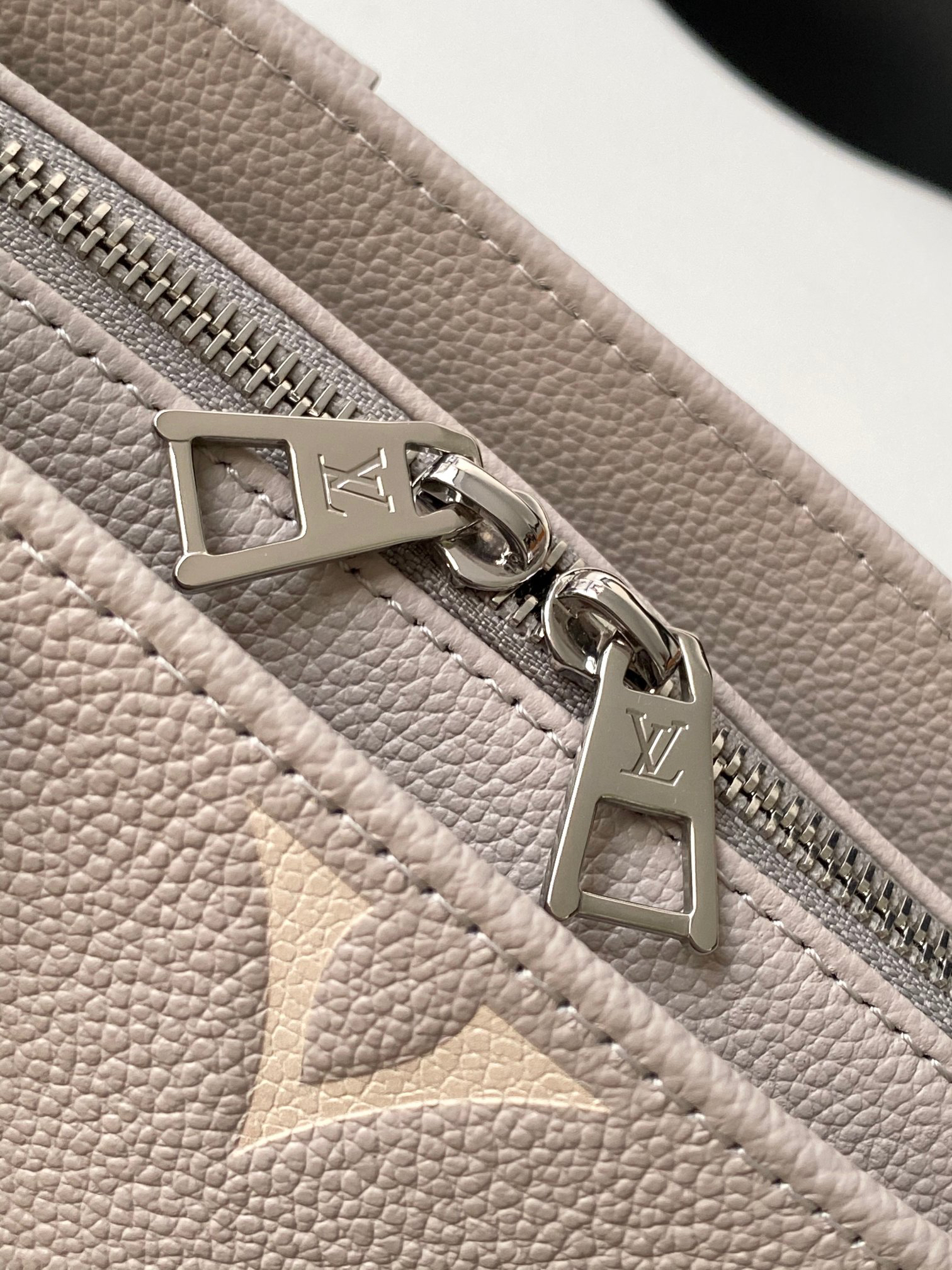 Louis Vuitton OnTheGo Small Giant Monogram Leather Tote Bag - Image 5
