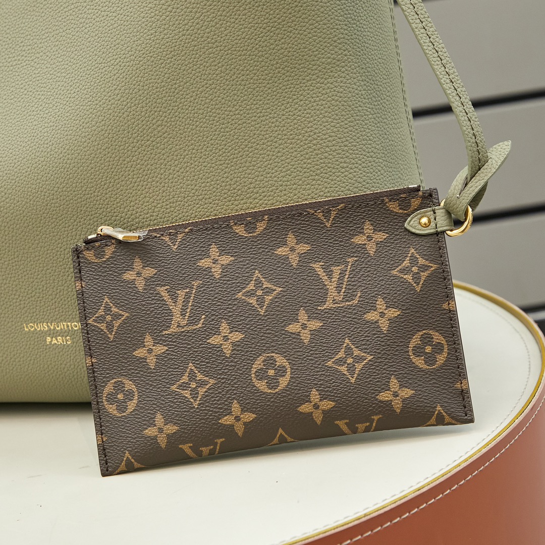 Saint Laurent Low Key Cabas Medium Handbag - Image 5