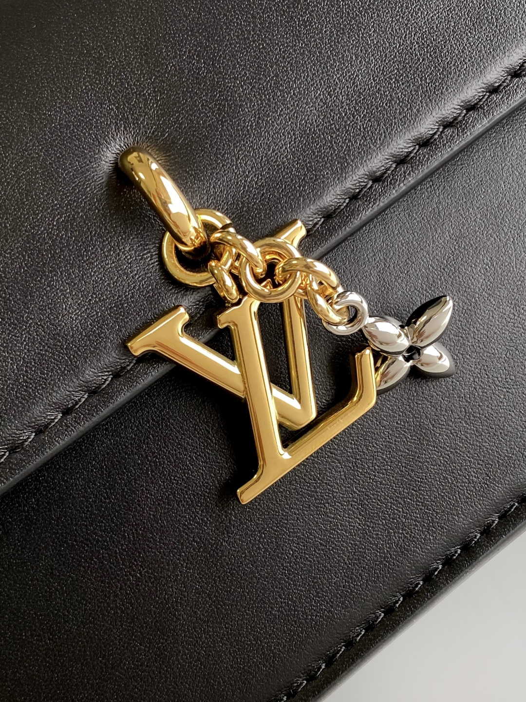 Louis Vuitton LV Bloom Wallet On Chain - Image 5