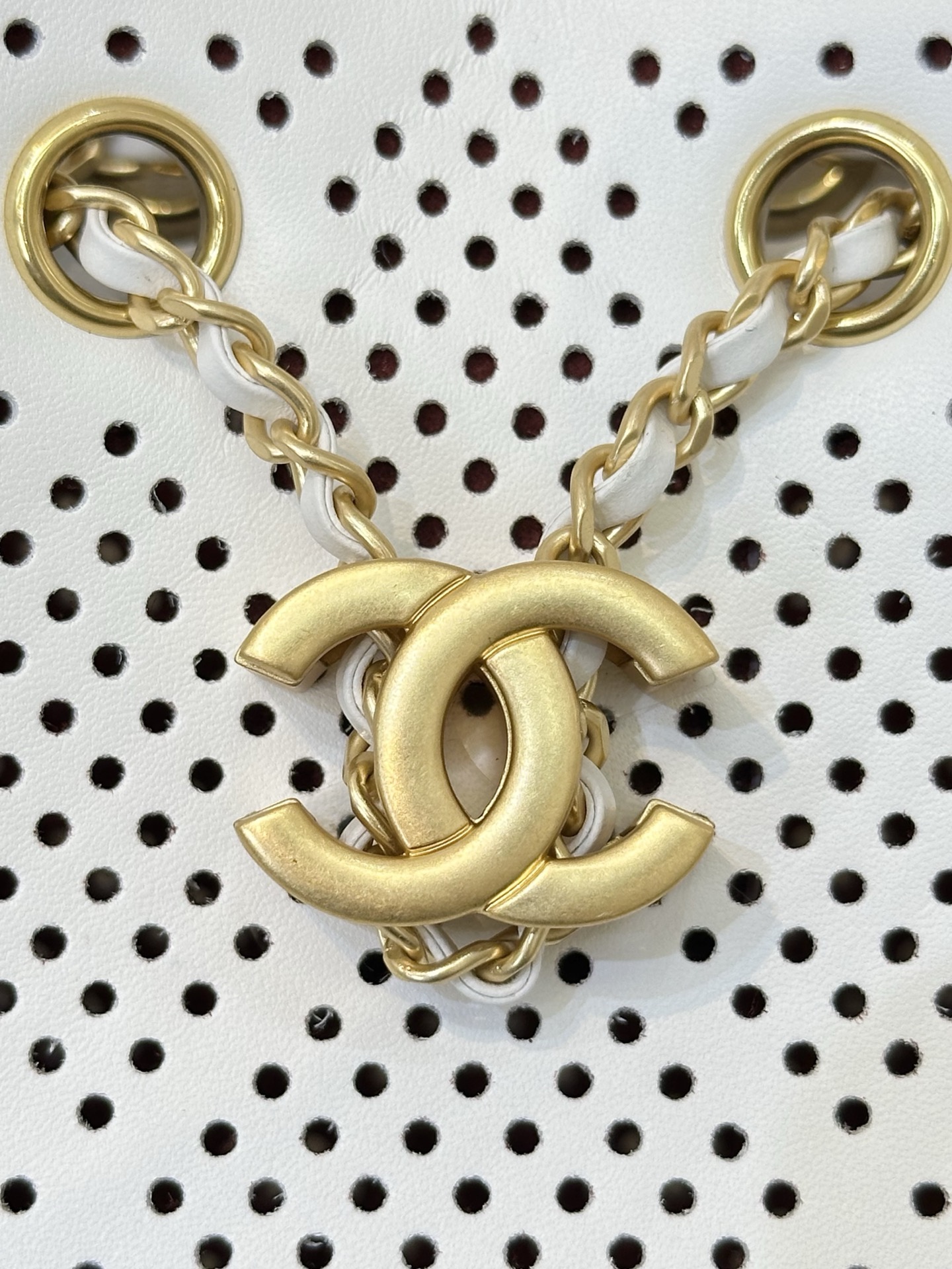 Chanel 25 Laser-Cut Drawstring Bucket Handbag - Image 5