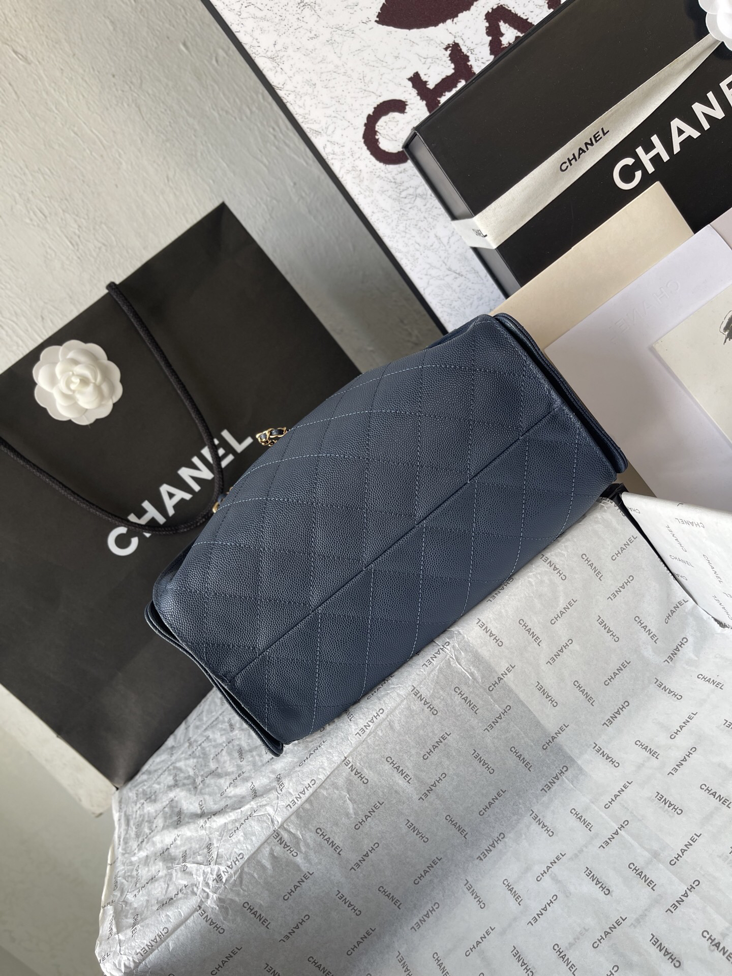 Chanel 25C Small Caviar Leather Hobo Bag - Image 5